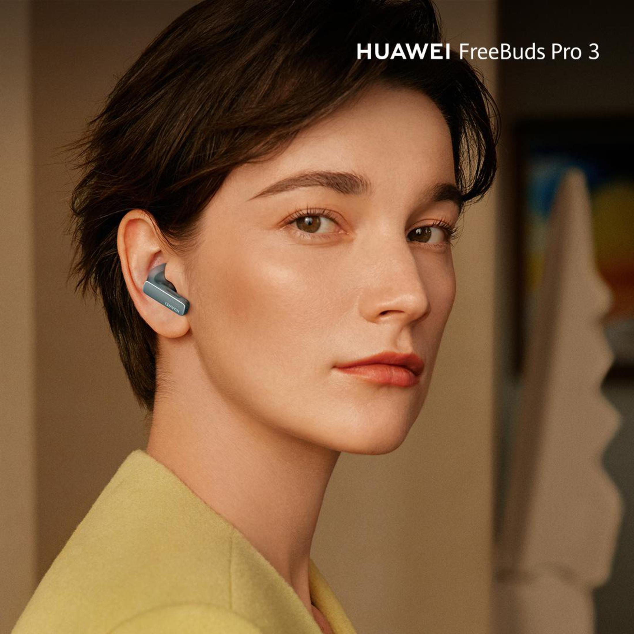 Frau mit HUAWEI FreeBuds Pro 3 Kopfhörern. Sie hat braunes Haar und helle Haut.