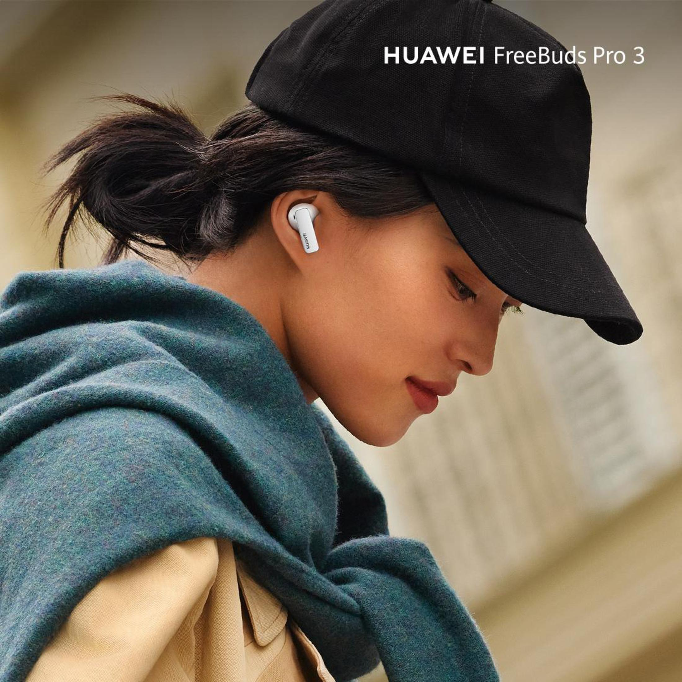Kobieta w czapce i białych słuchawkach, z logo Huawei FreeBuds Pro 3.