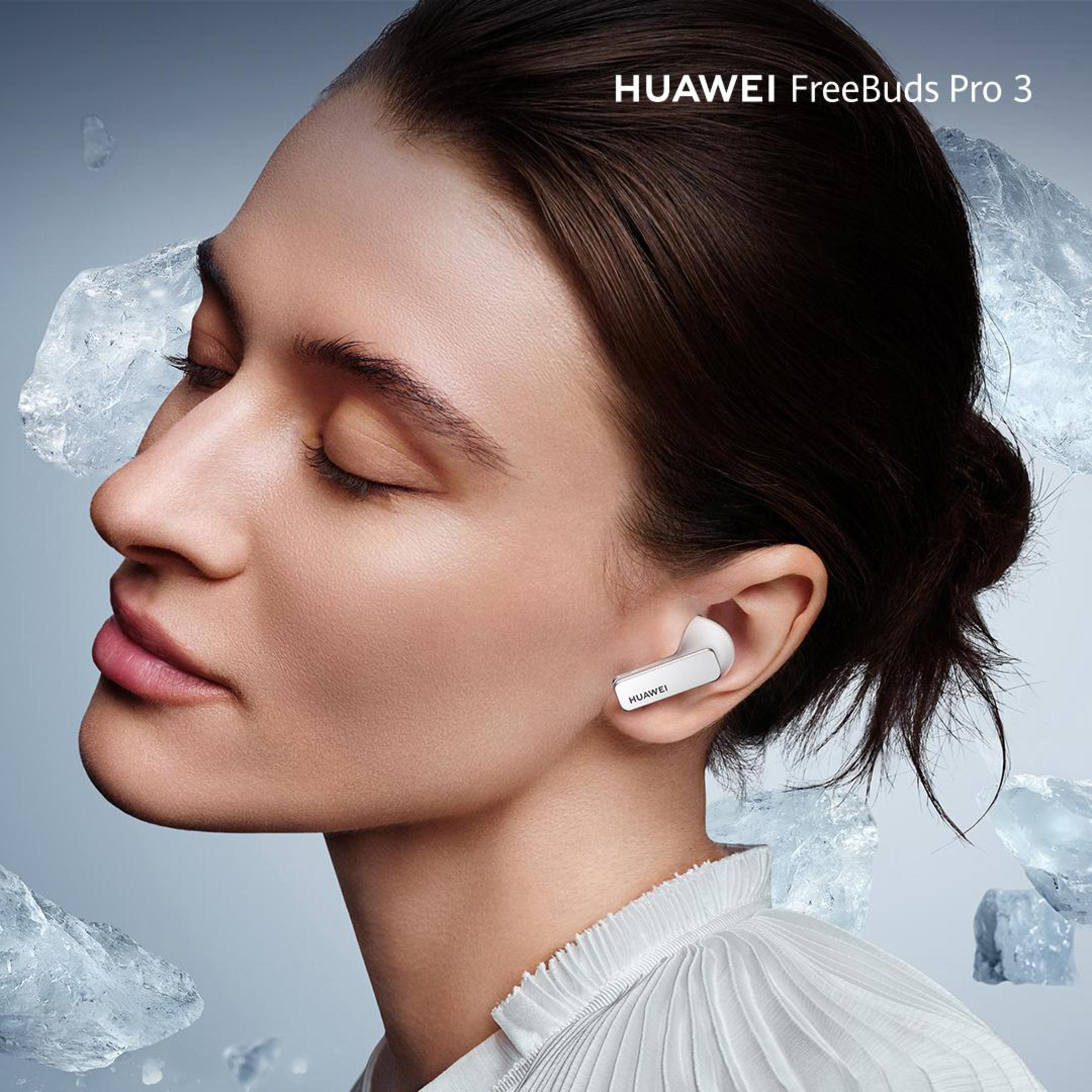 Kobieta nosząca białe słuchawki Huawei FreeBuds Pro 3, z lodem w tle.