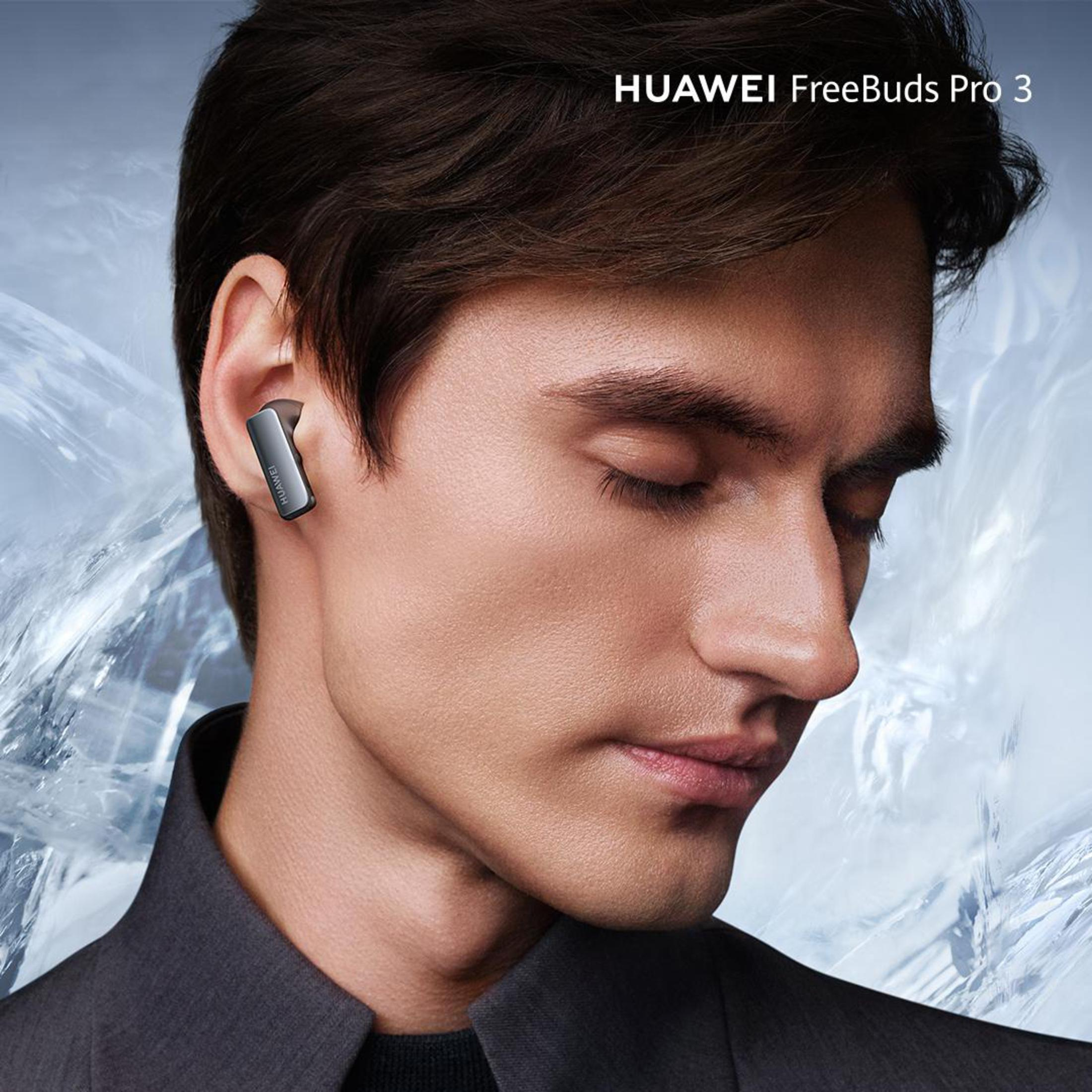 Mężczyzna w słuchawkach: Zbliżenie mężczyzny ze słuchawkami w uchu. Patrzy w dół, a tło jest rozmyte.