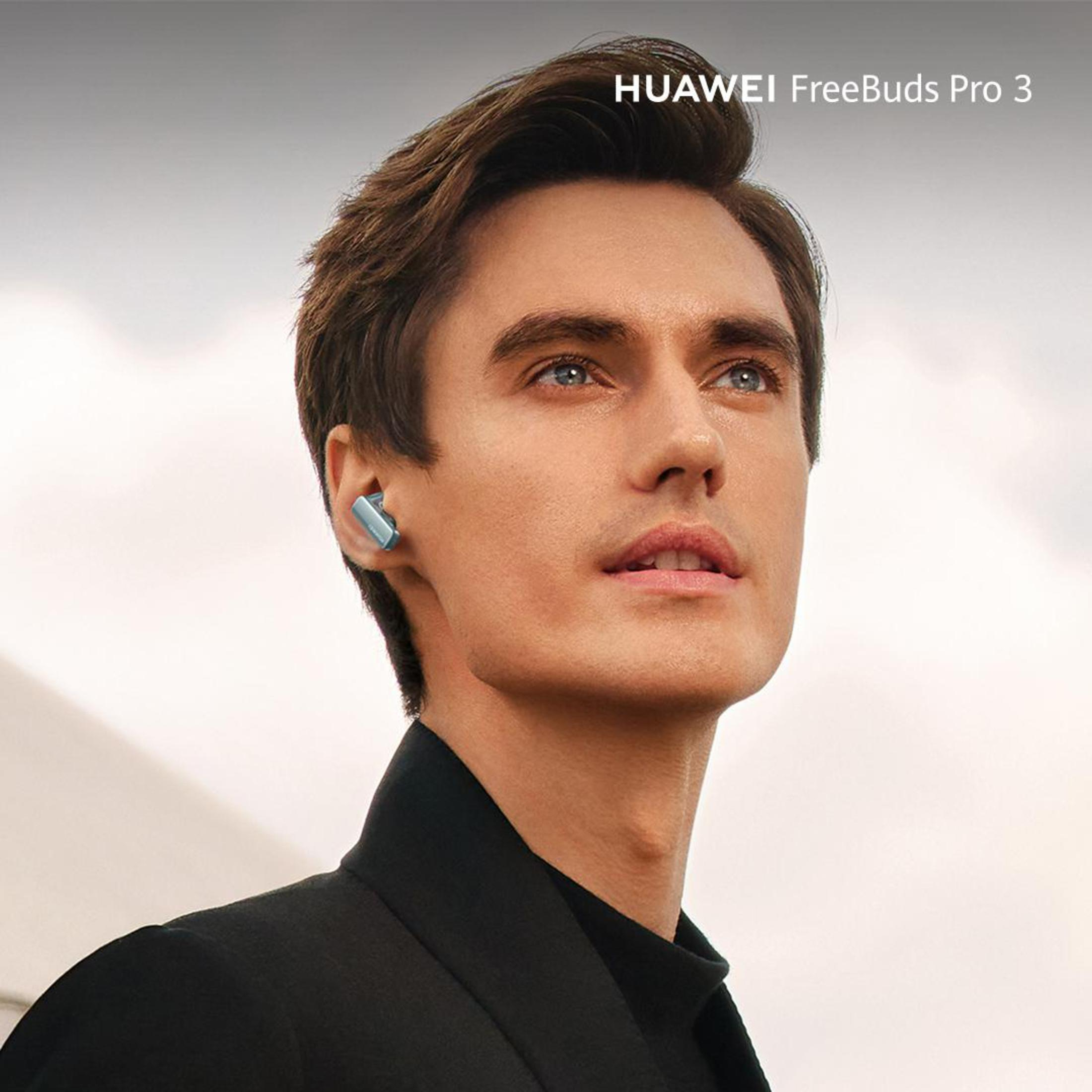 Mężczyzna o jasnej karnacji z wkładką douszną w lewym uchu patrzy w górę. Widoczne są słowa "HUAWEI FreeBuds Pro 3".