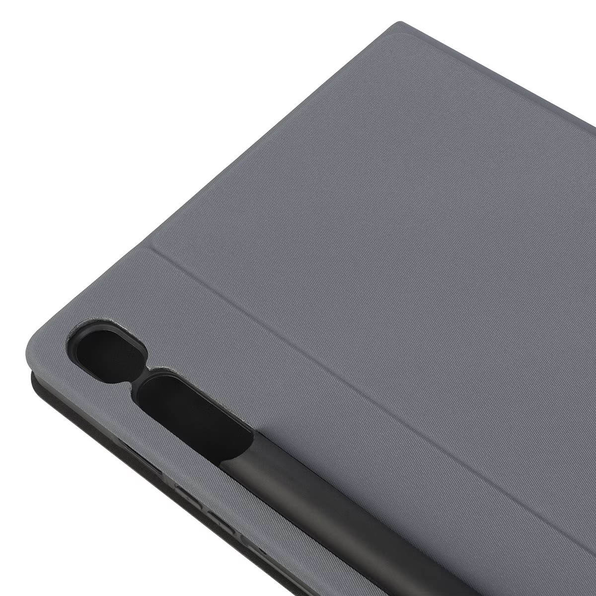 Una funda gris para tablet con ranura para bolígrafo. El bolígrafo está insertado.