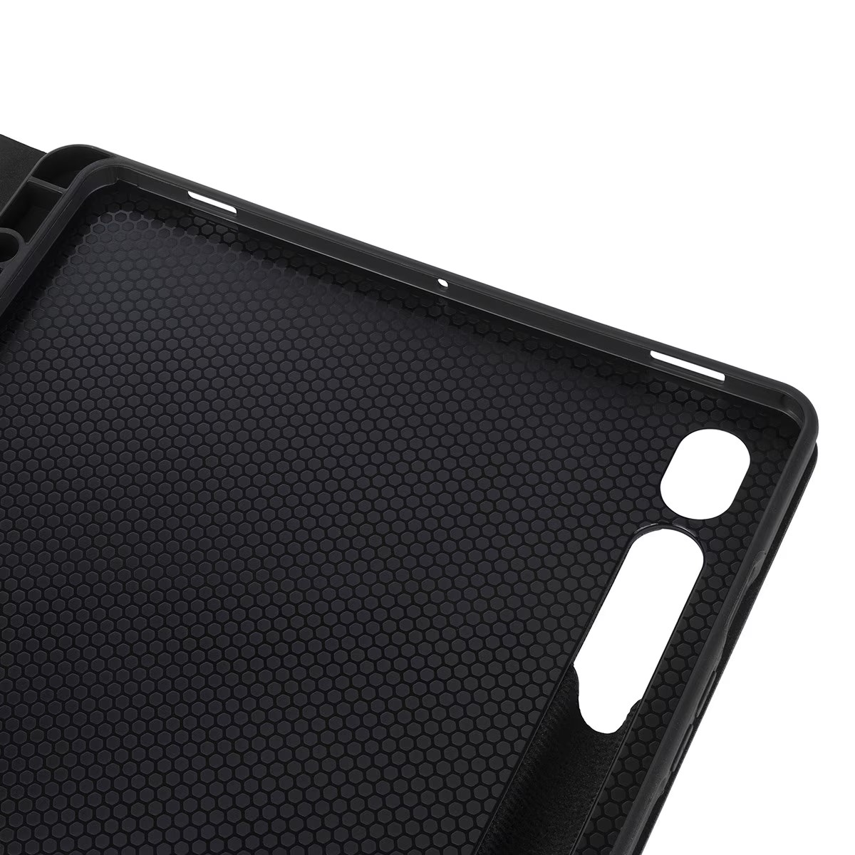 Interior de una funda de tableta negra con un patrón de panal. Un marco negro rodea el patrón.