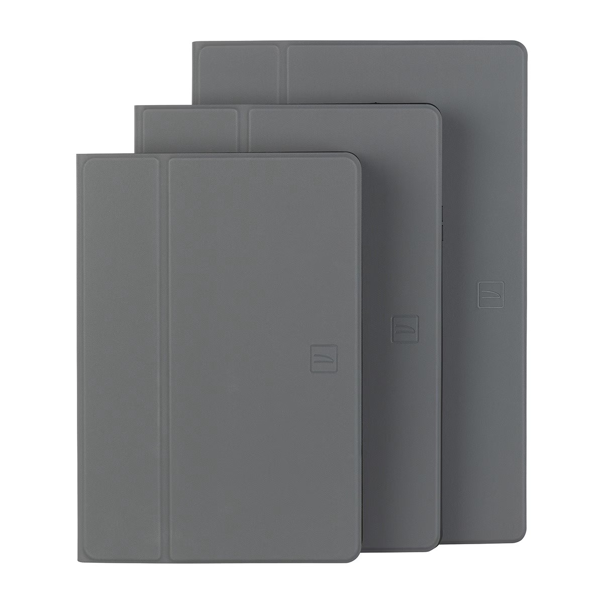 Tres fundas grises para tablet apiladas, tamaños variados, con logo frontal.