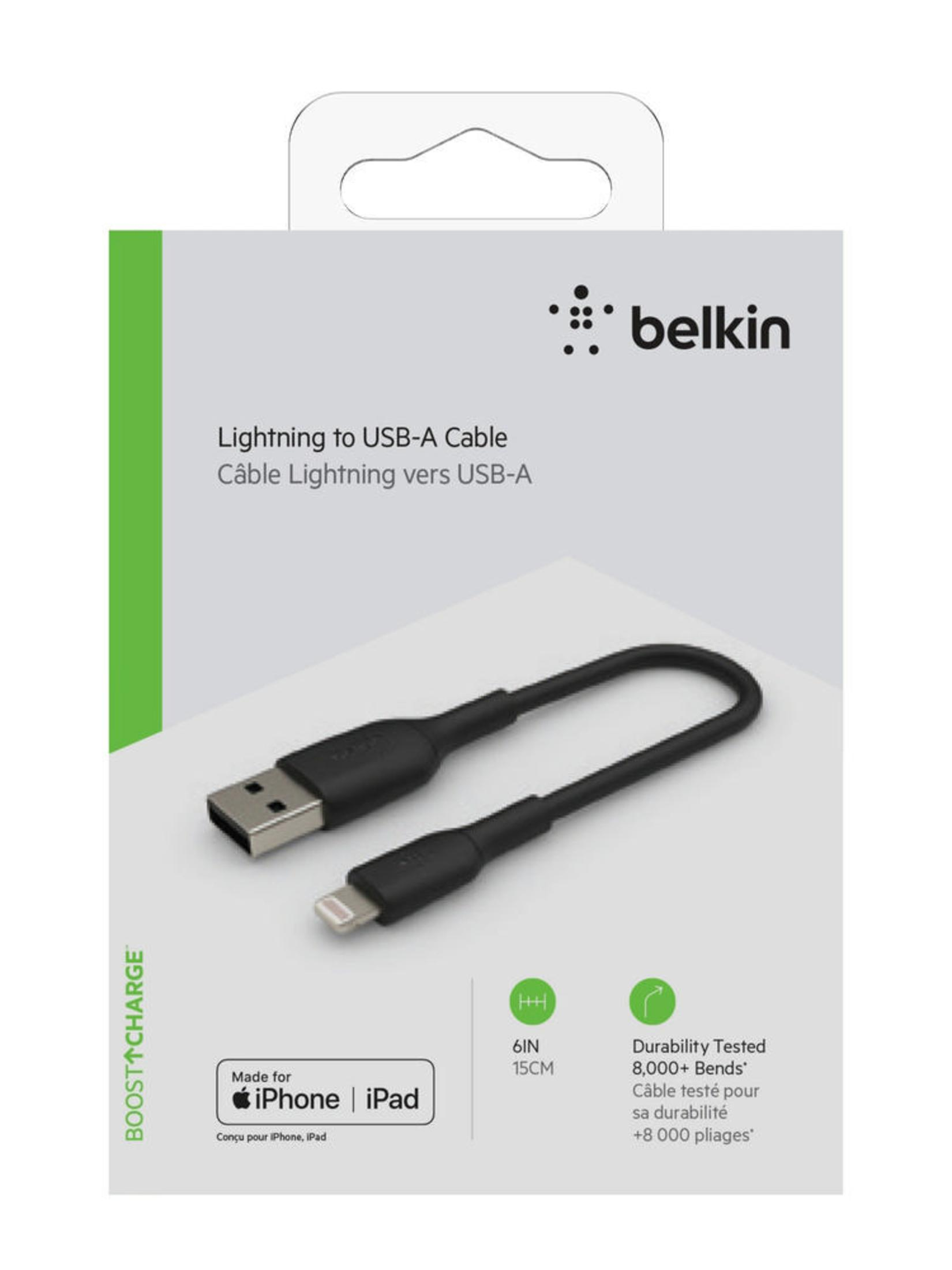 Un cavo Belkin Lightning a USB-A su sfondo bianco, in una confezione bianca e verde.