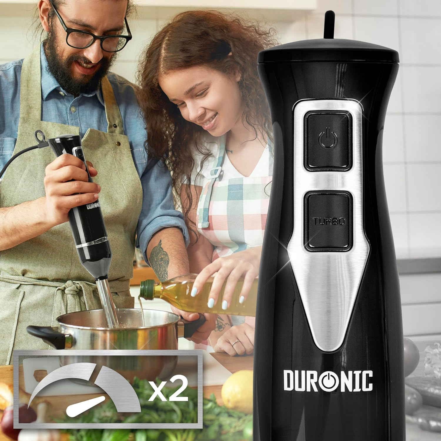 Zwei Personen kochen mit einem Stabmixer. Der Mixer ist schwarz und hat Duronic darauf stehen.