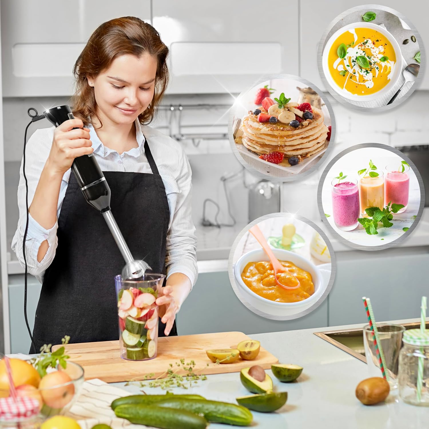 Frau, die Zutaten in einem Glas mixt, umgeben von Essensbildern: Pfannkuchen, Suppe, Smoothies. Küchenumgebung.