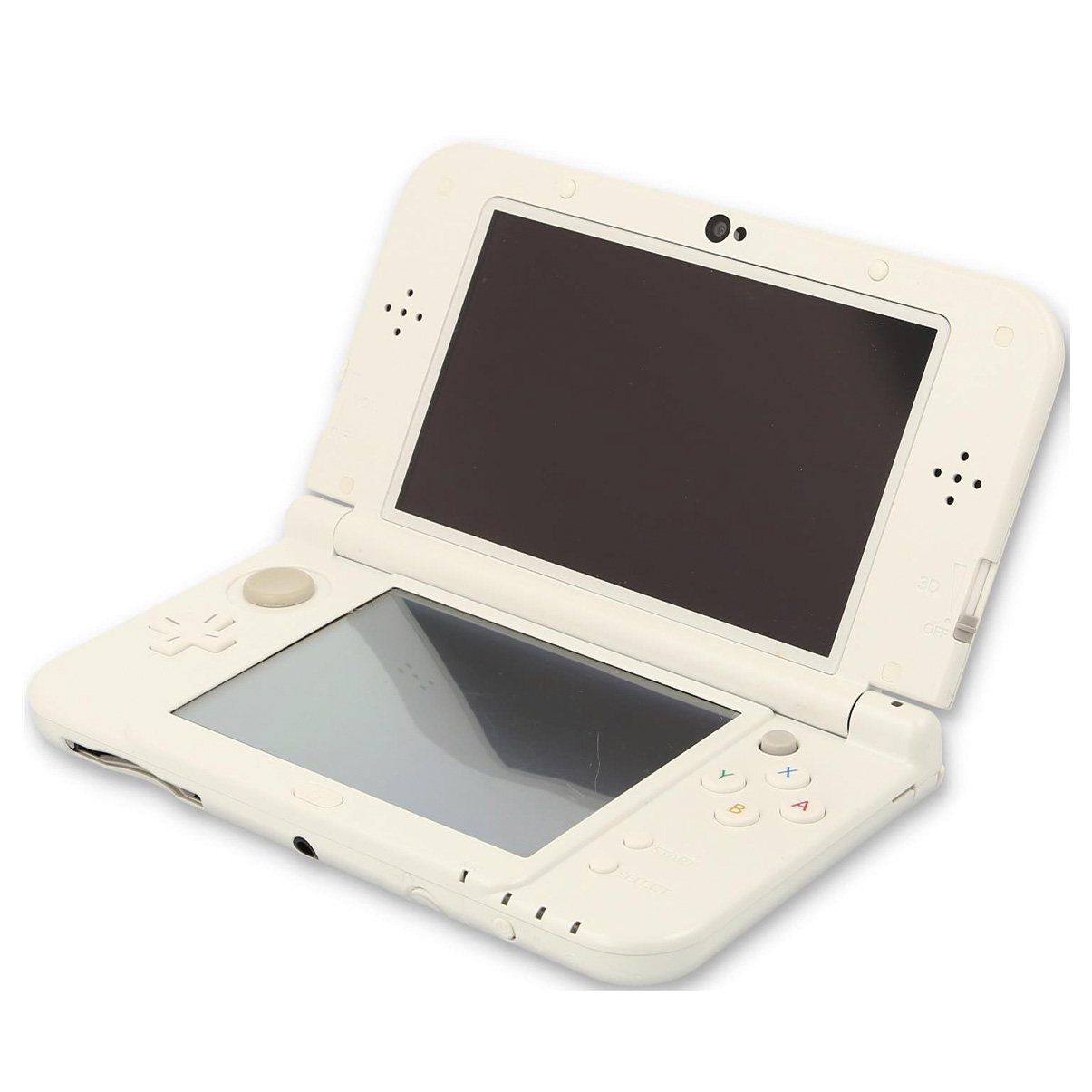Eine weiße Nintendo 3DS-Handheld-Konsole, leicht geöffnet, auf weißem Untergrund.
