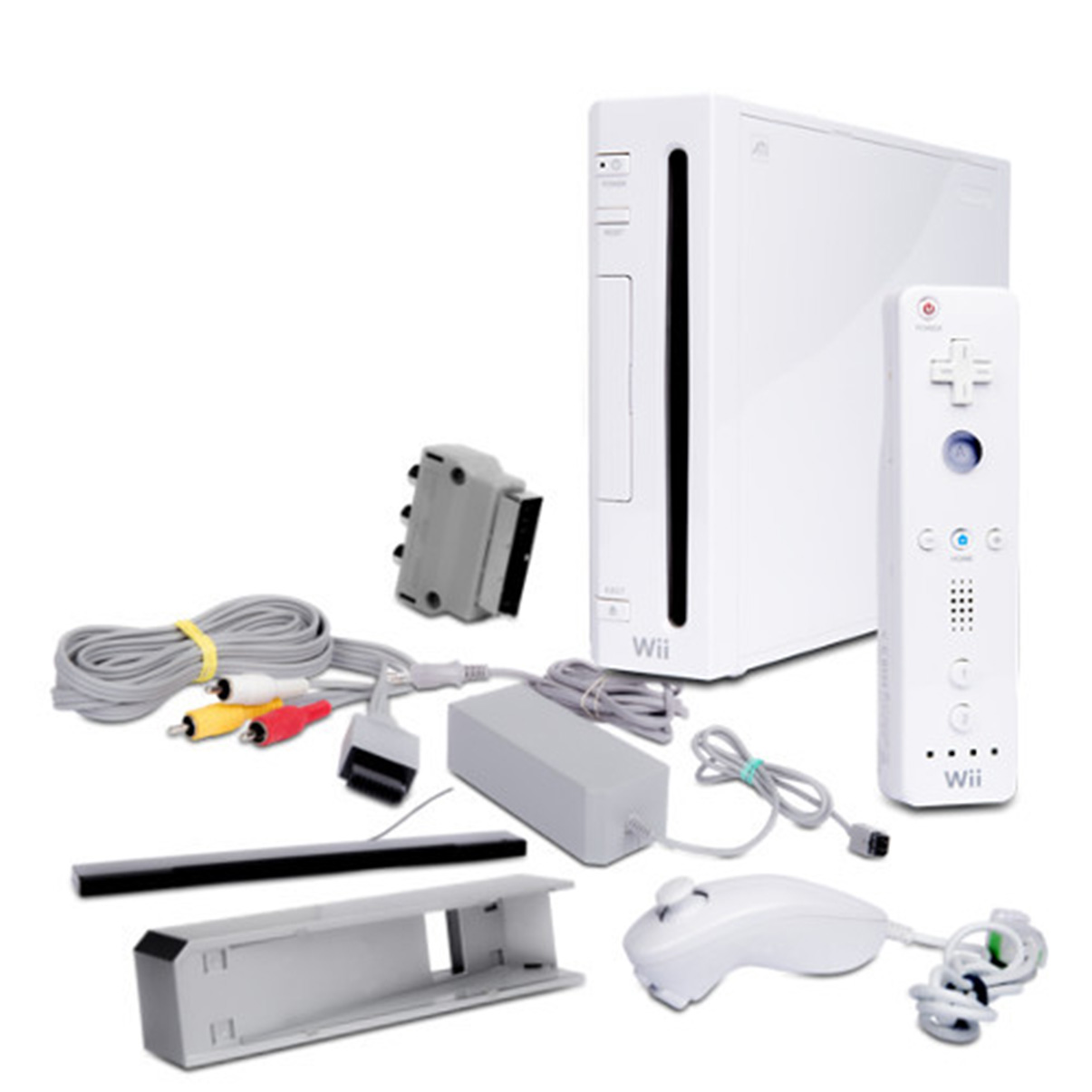 Weiße Nintendo Wii Konsole mit Zubehör. Enthält Controller, Sensoren und Kabel. Weißer Hintergrund.