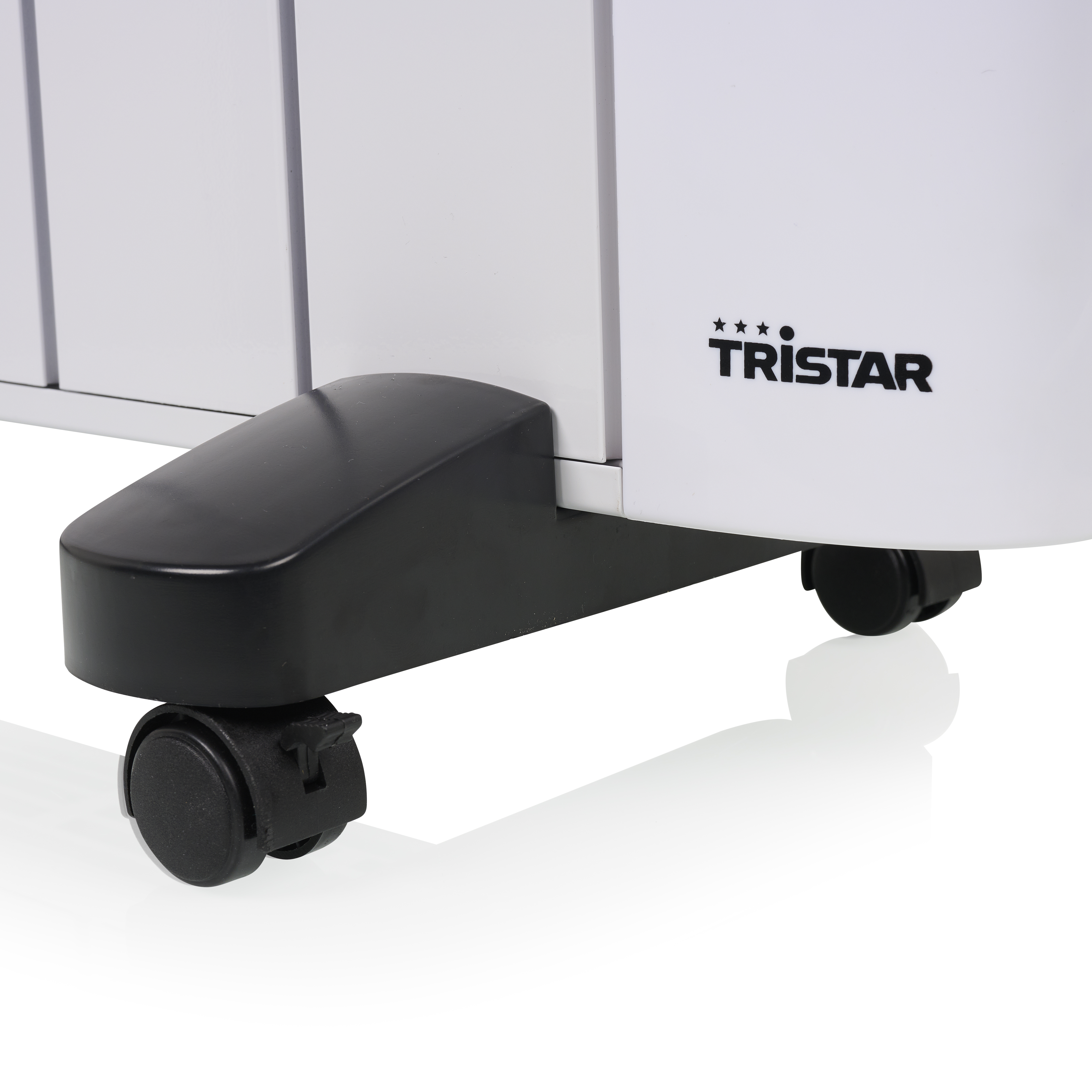 Una base de calefactor Tristar blanca, con ruedas negras para movilidad.