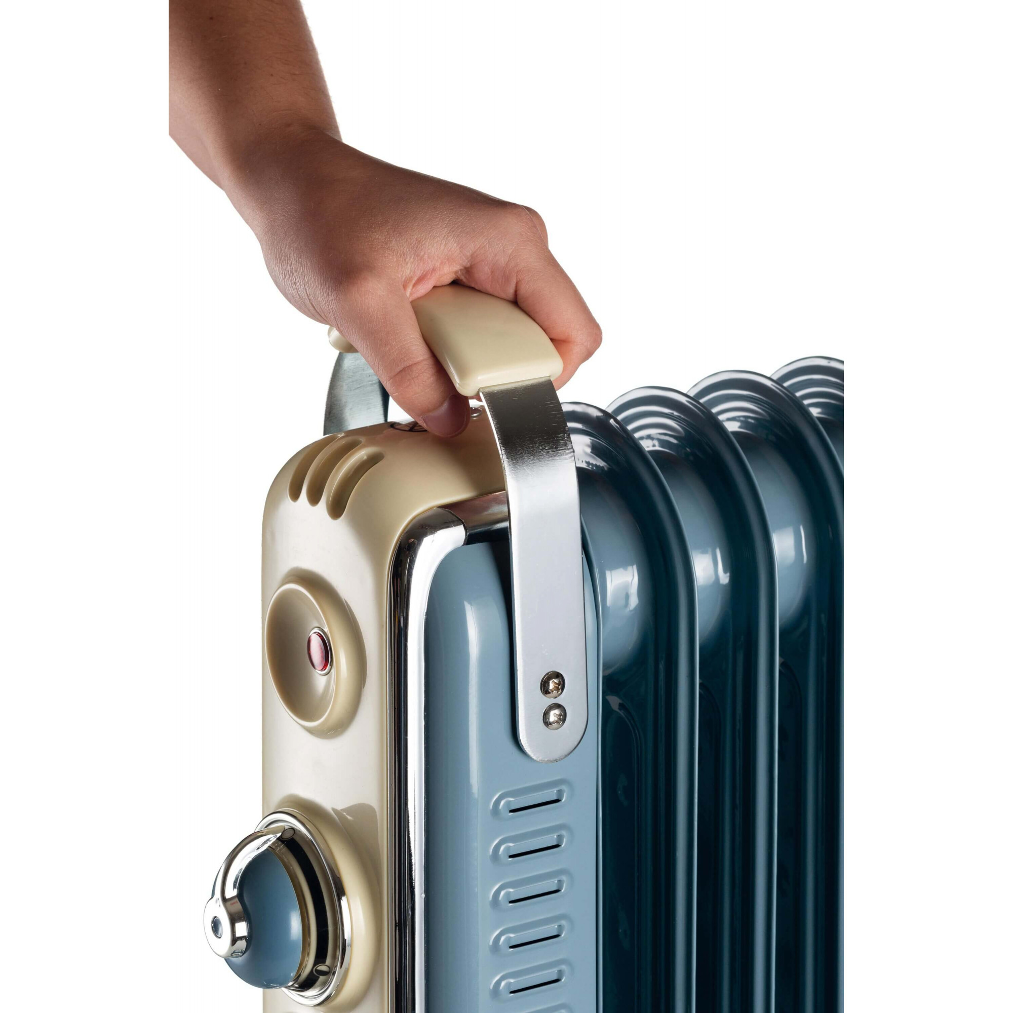 Dłoń trzymająca uchwyt na niebiesko-białym grzejniku elektrycznym.