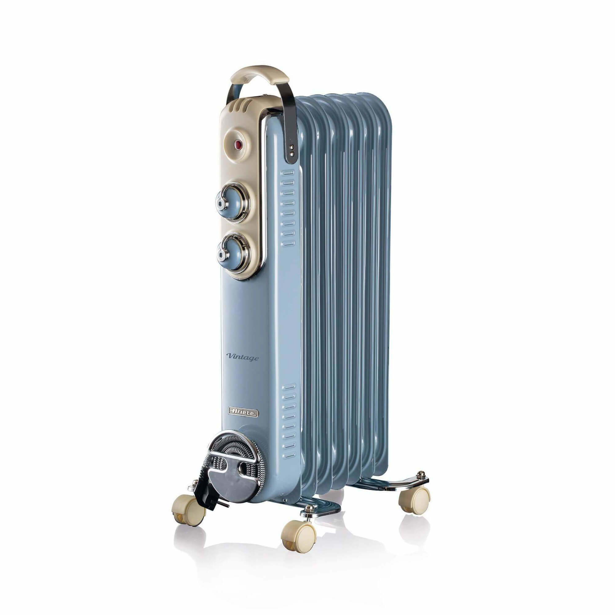 Blauwe elektrische olieradiator in vintage-stijl op wielen.