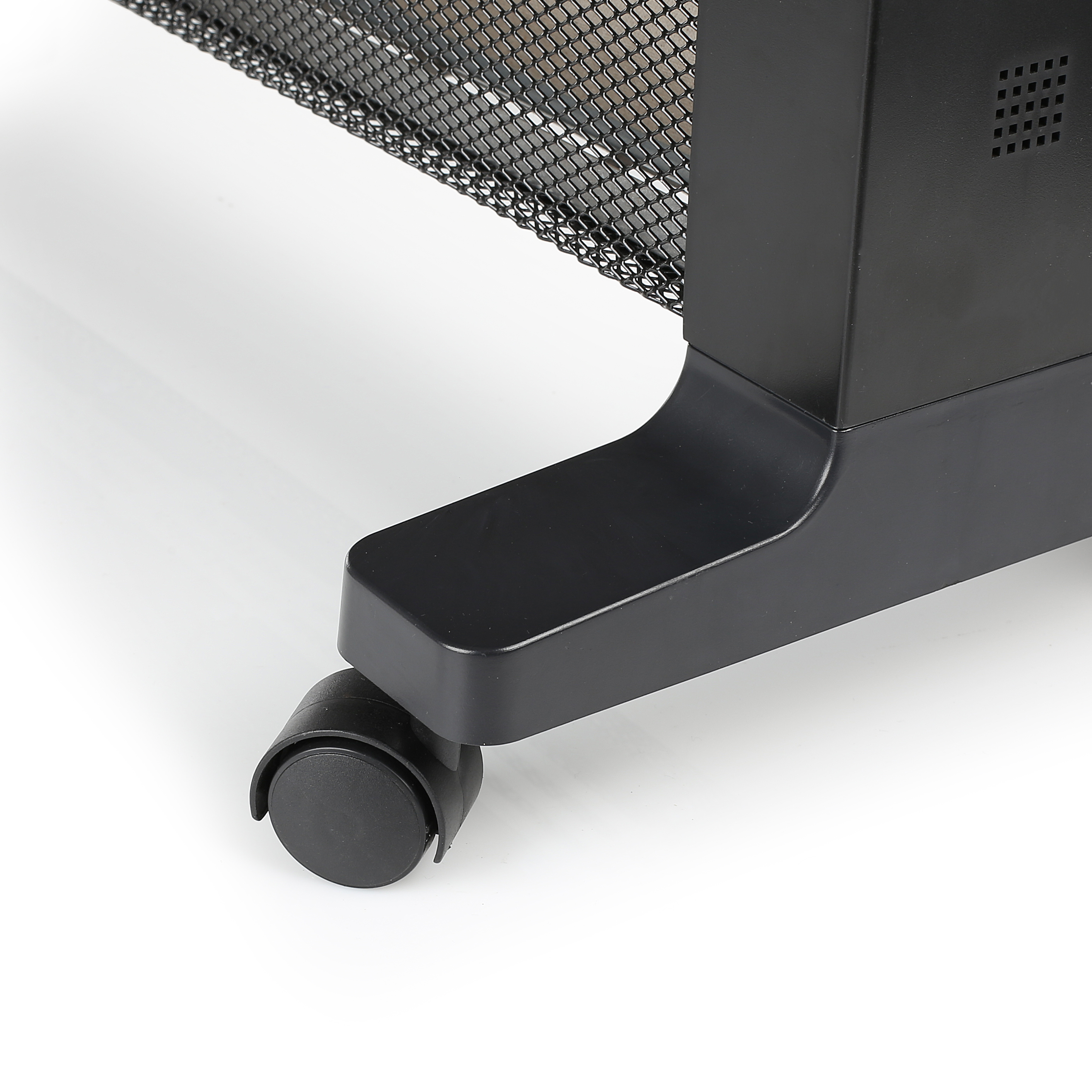 Termoventilatore elettrico nero, con una ruota nell'angolo in basso a sinistra.