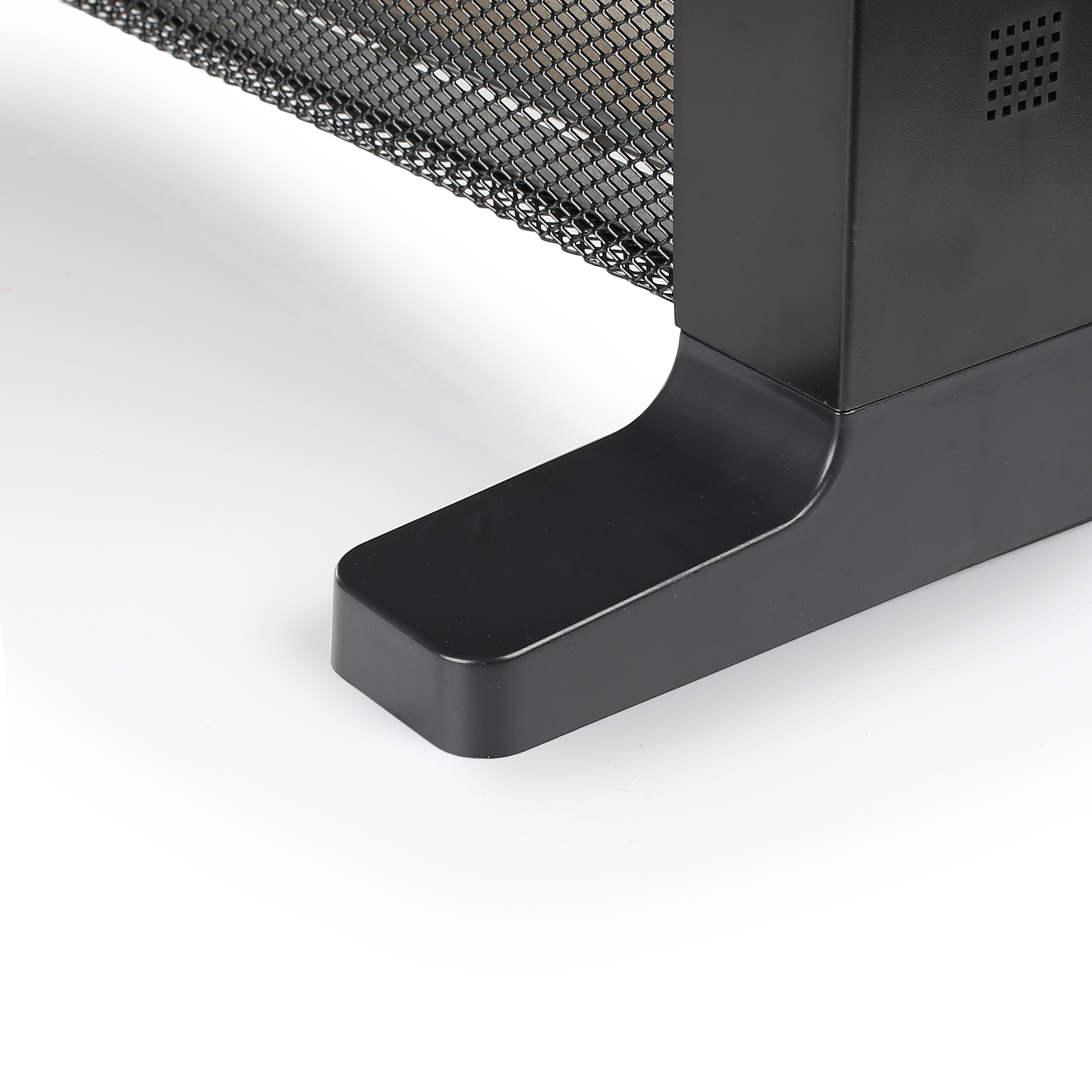 Primo piano della base di un termoventilatore elettrico nero con rete metallica e sfondo bianco.