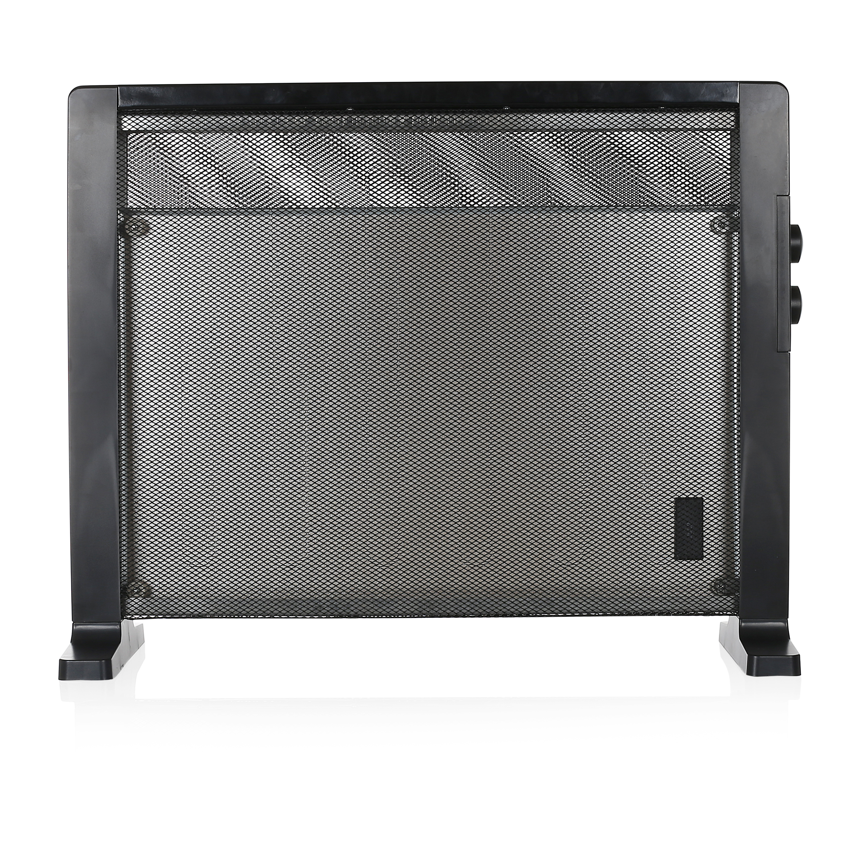 Termoventilatore elettrico nero con parte anteriore a rete e due manopole di controllo, isolato su bianco.