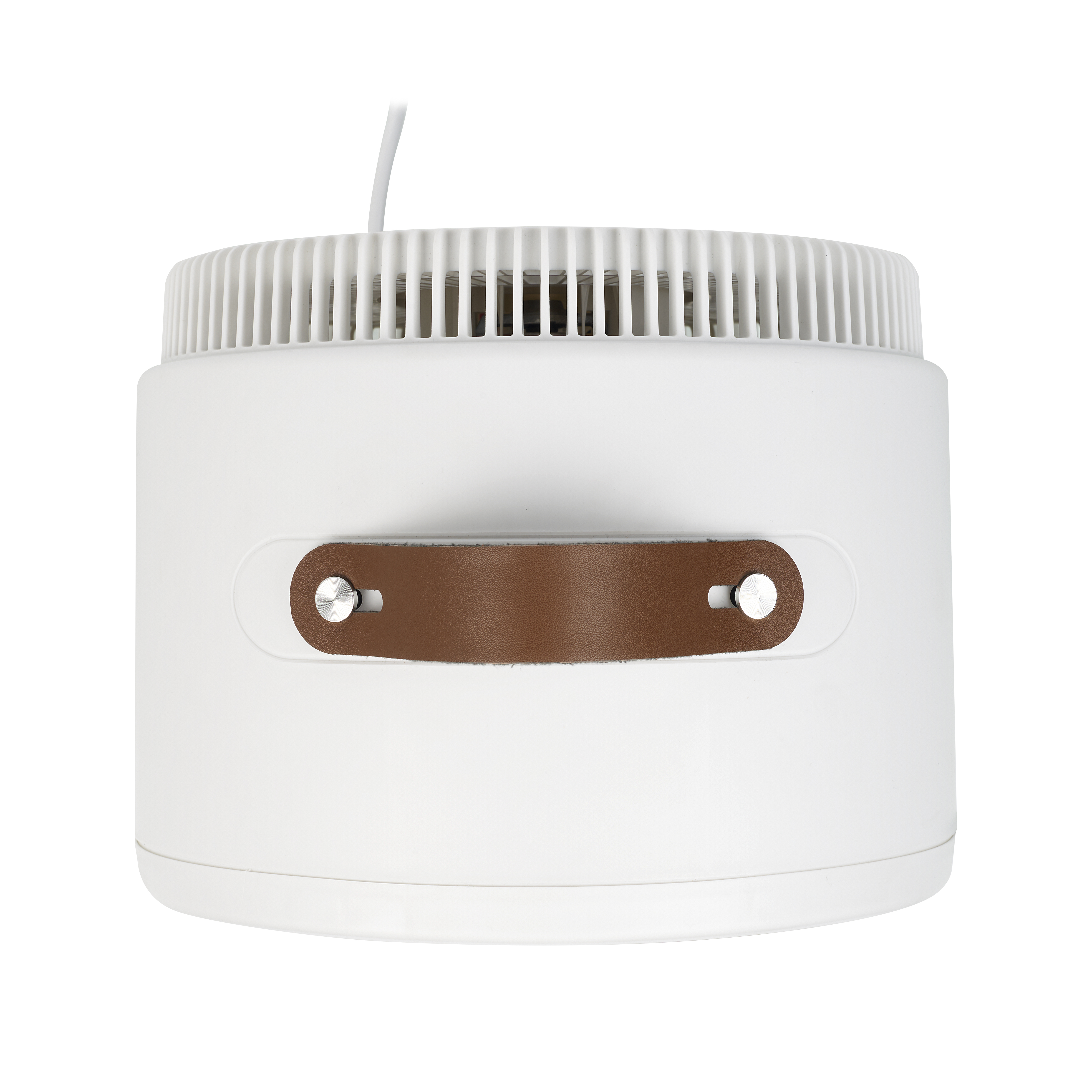 Biały wentylator z brązowym uchwytem. Wentylator ma otwory wentylacyjne na górze i stoi na białej powierzchni.