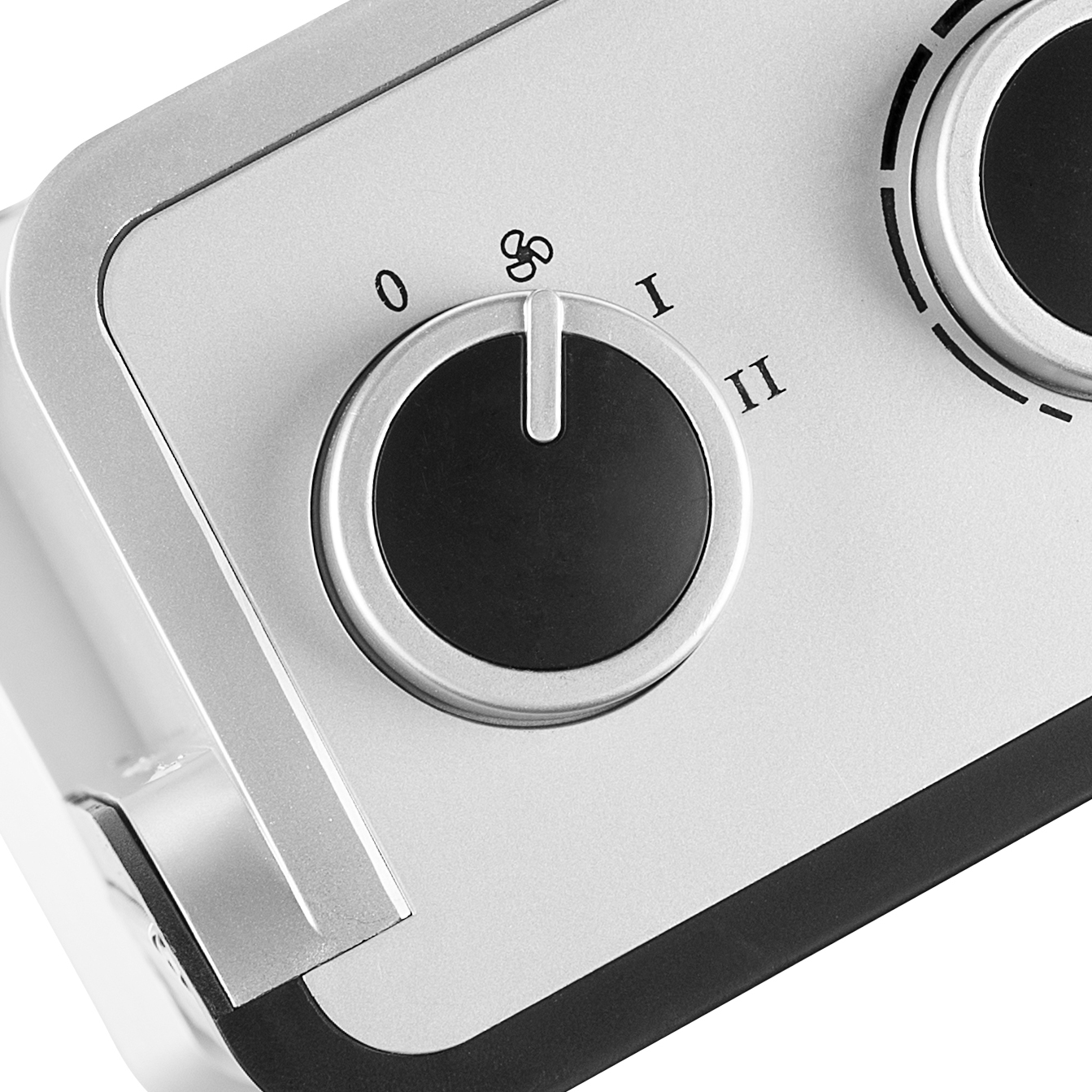 Zbliżenie panelu sterowania grzejnika z symbolem wentylatora i numerami.