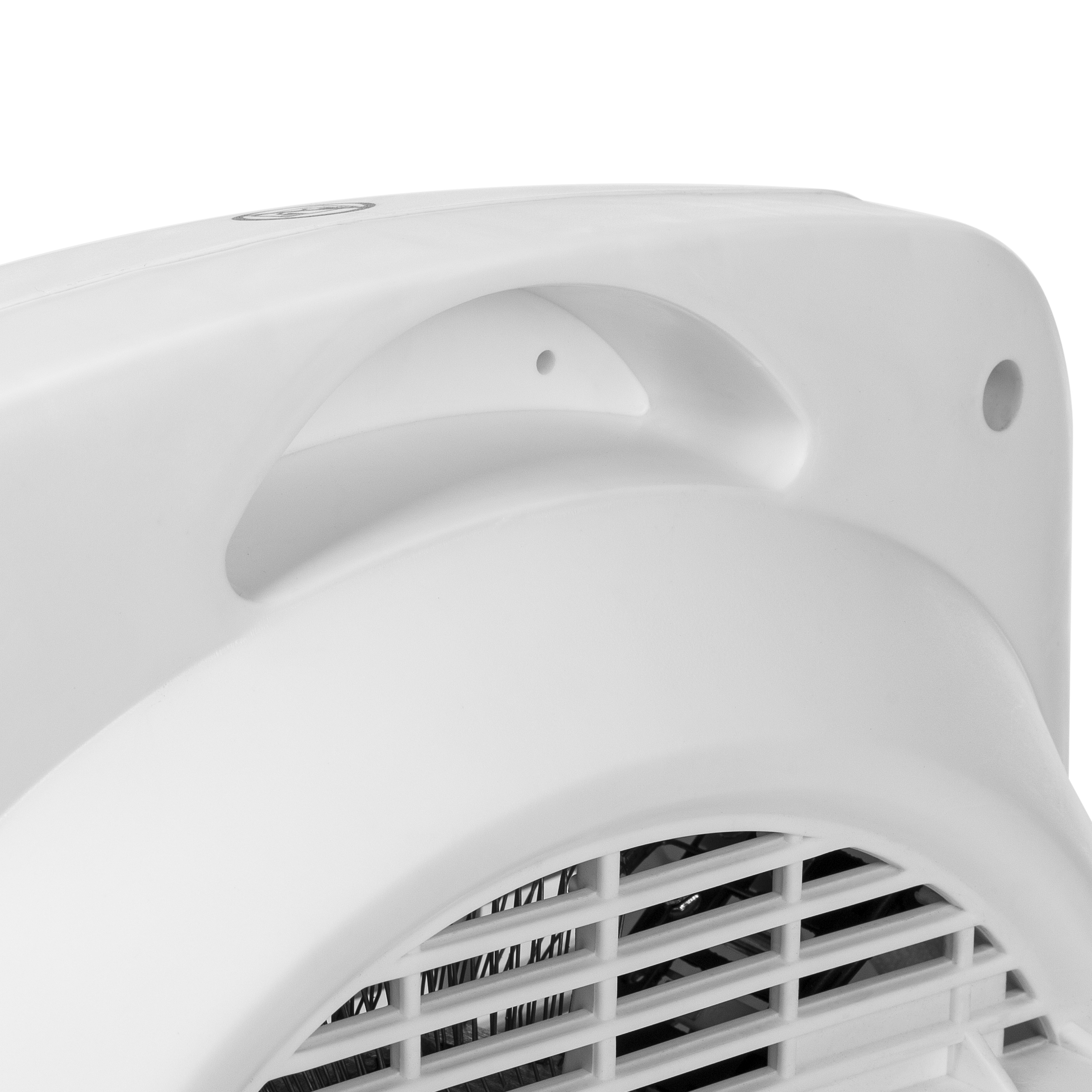 Primo piano di un ventilatore bianco con maniglia e griglia frontale.