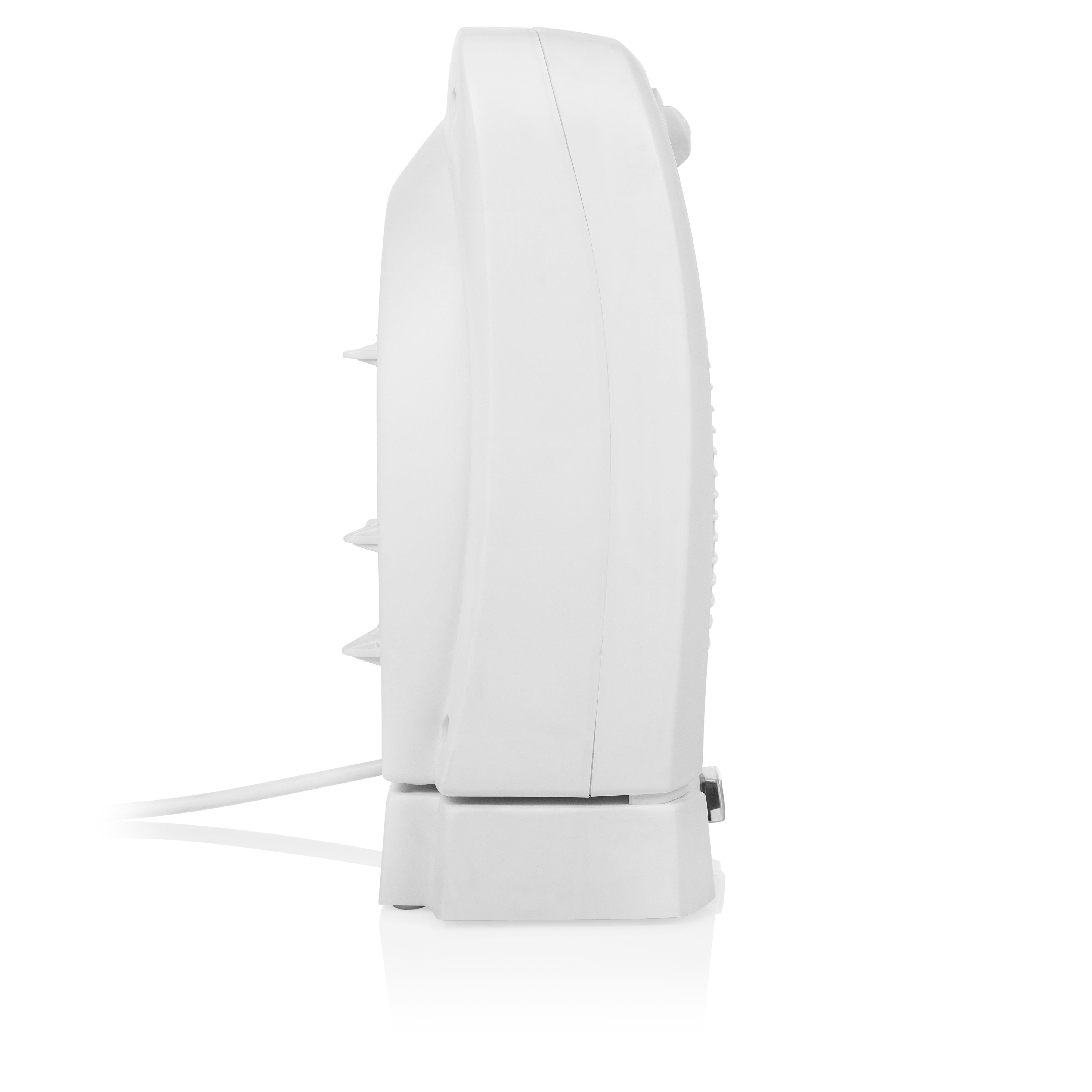 Vista laterale bianca di un piccolo riscaldatore elettrico. Design semplice con tre fessure. Isolato su bianco.