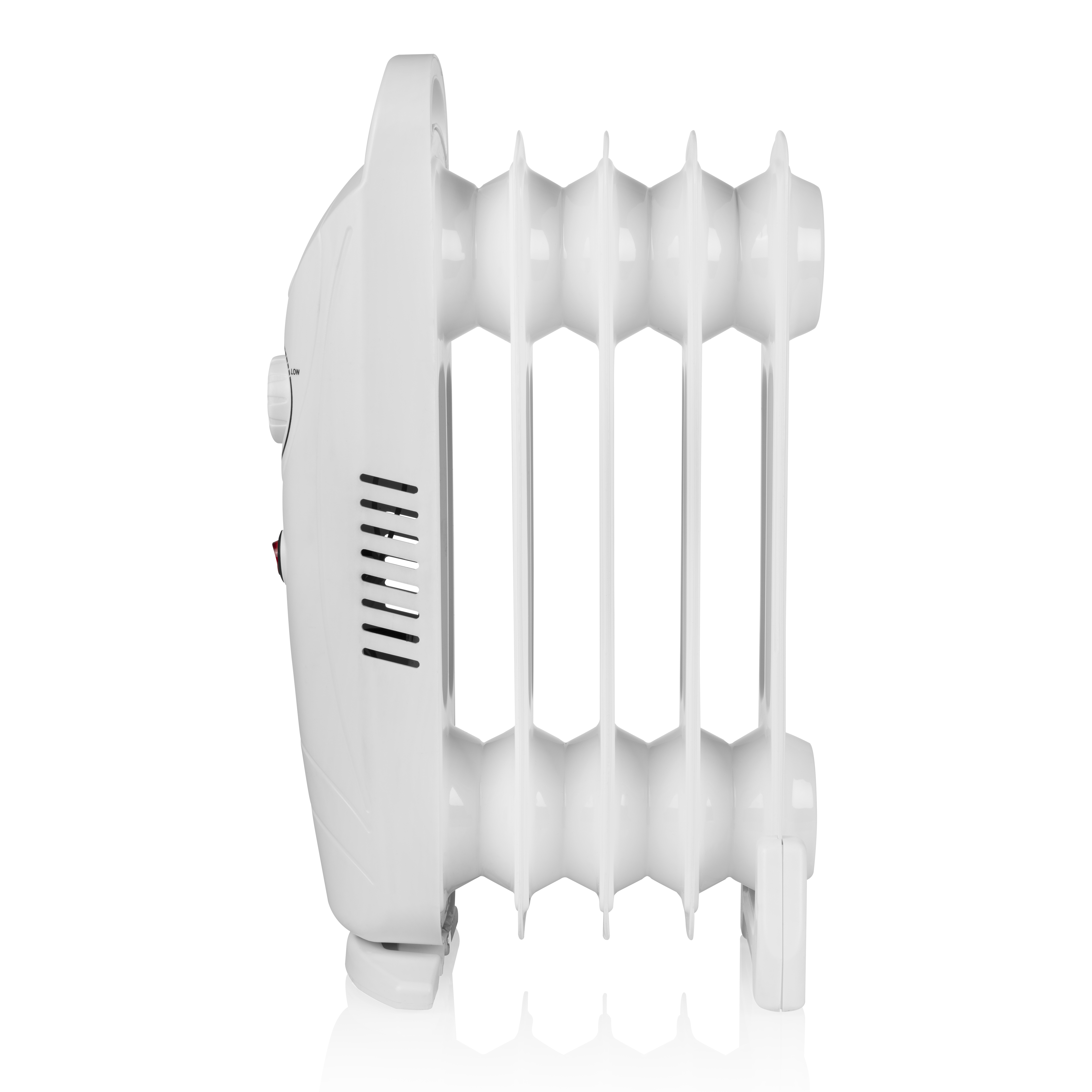 Ein weißer Ölradiator, von der Seite gesehen, vor weißem Hintergrund.