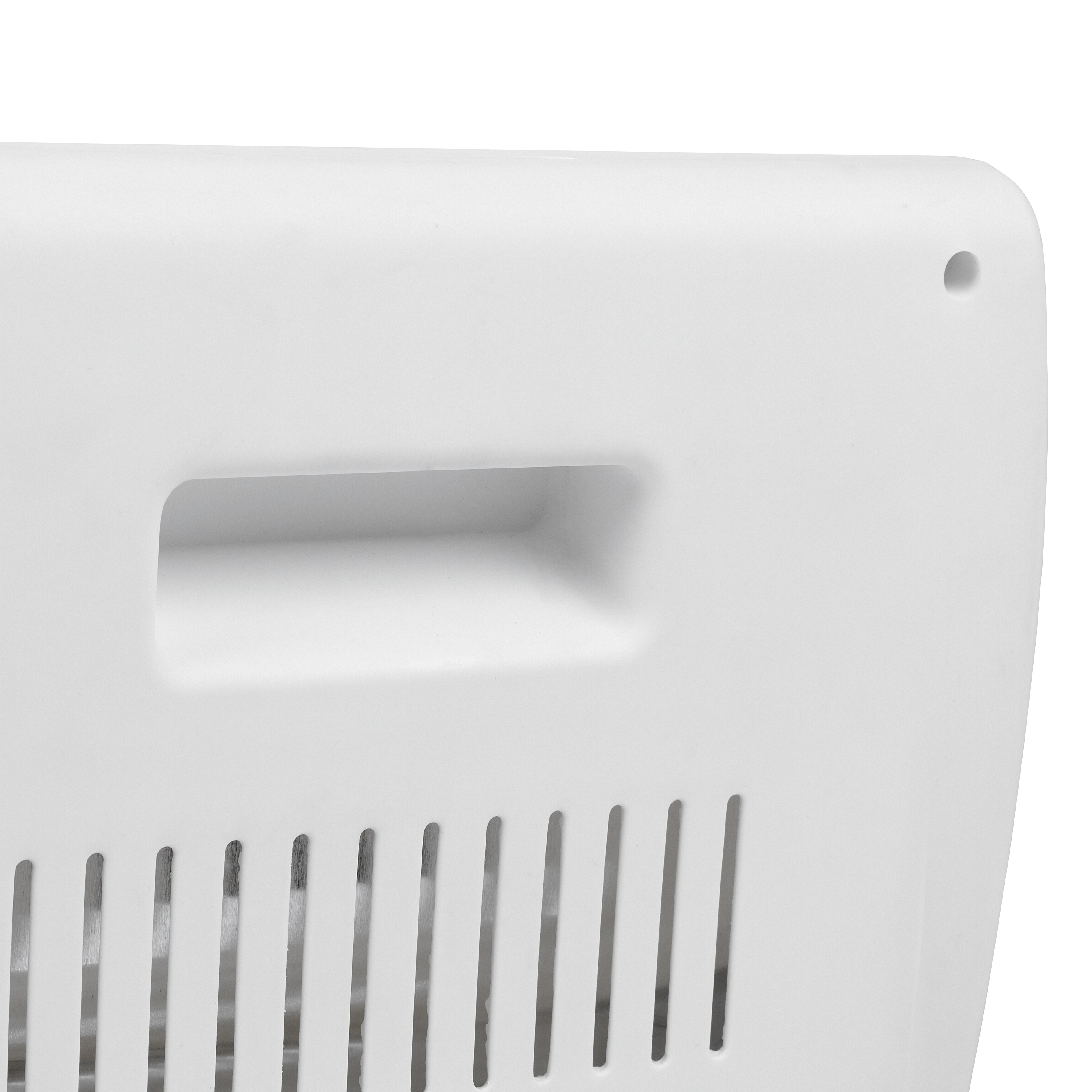 Primo piano del retro di un dispositivo elettronico bianco con maniglia, foro e fessure di ventilazione verticali.