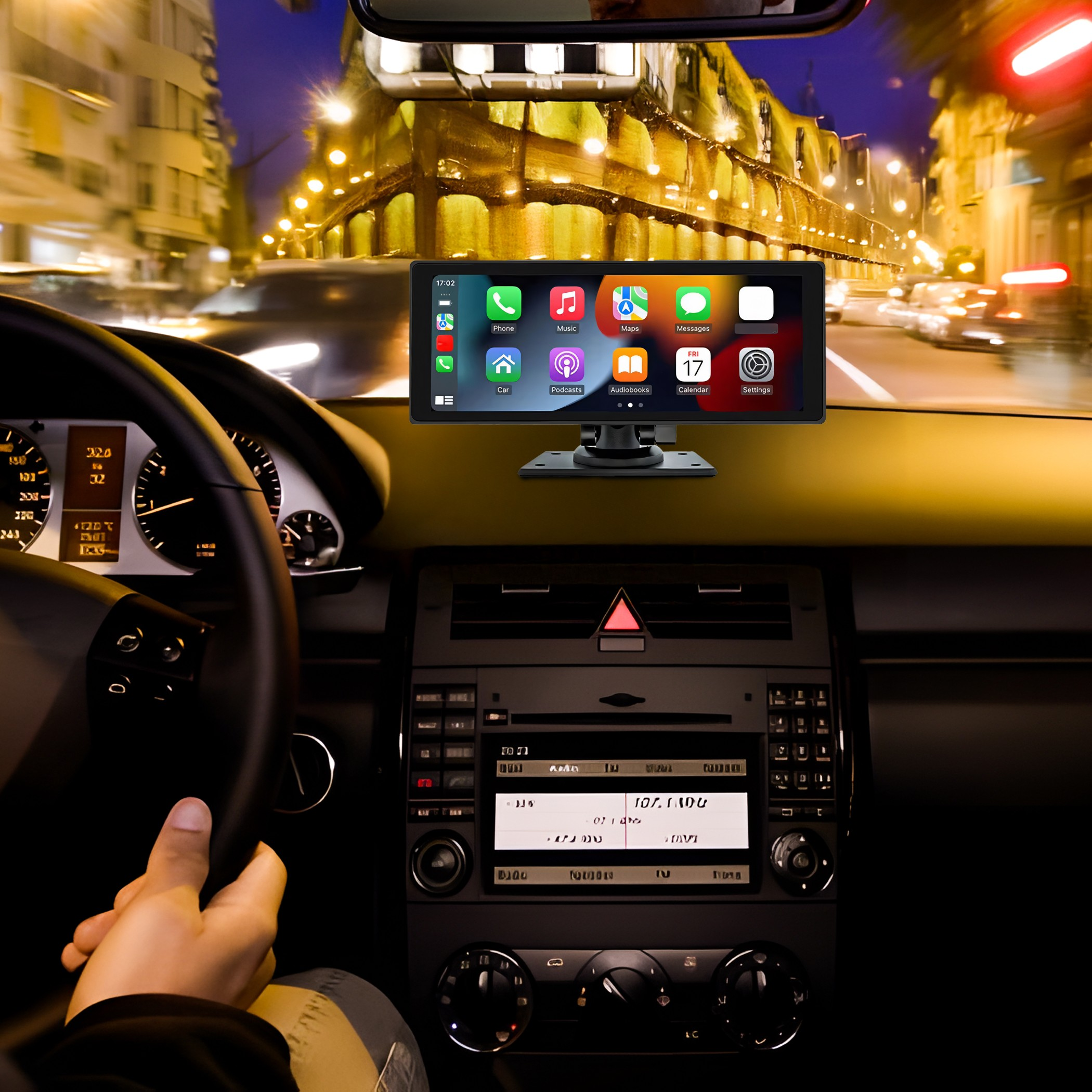 Ein Auto-Innenraum mit einem Bildschirm, der Navigations-Apps zeigt, einem Lenkrad und Straßenlaternen.