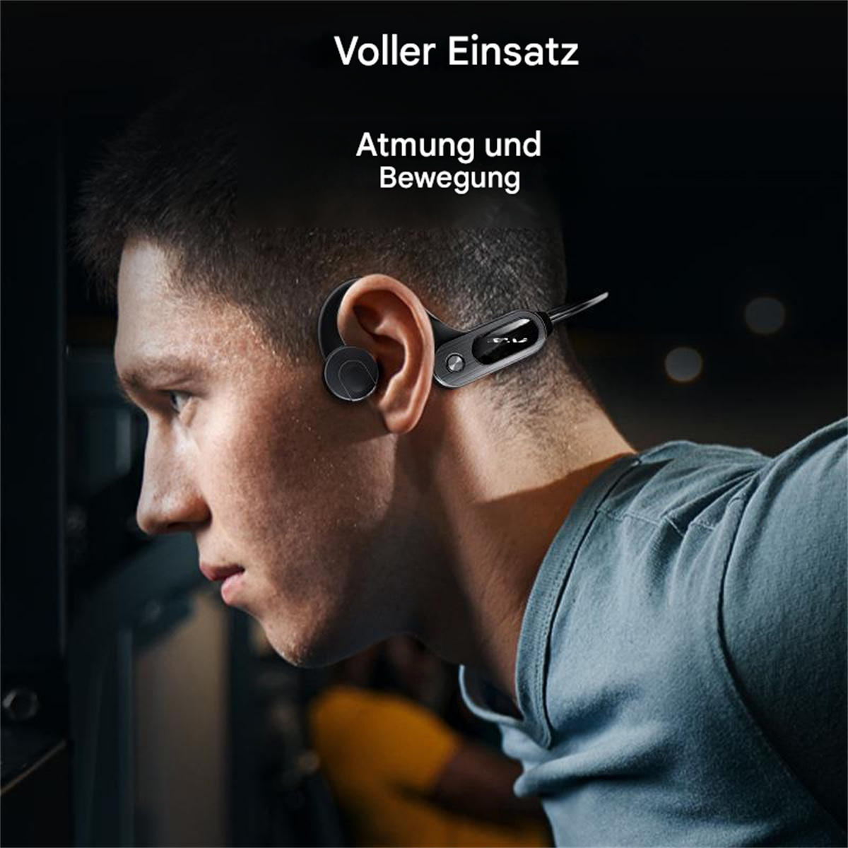 Ein Mann mit einem schwarzen Kopfhörer, von der Seite gesehen.