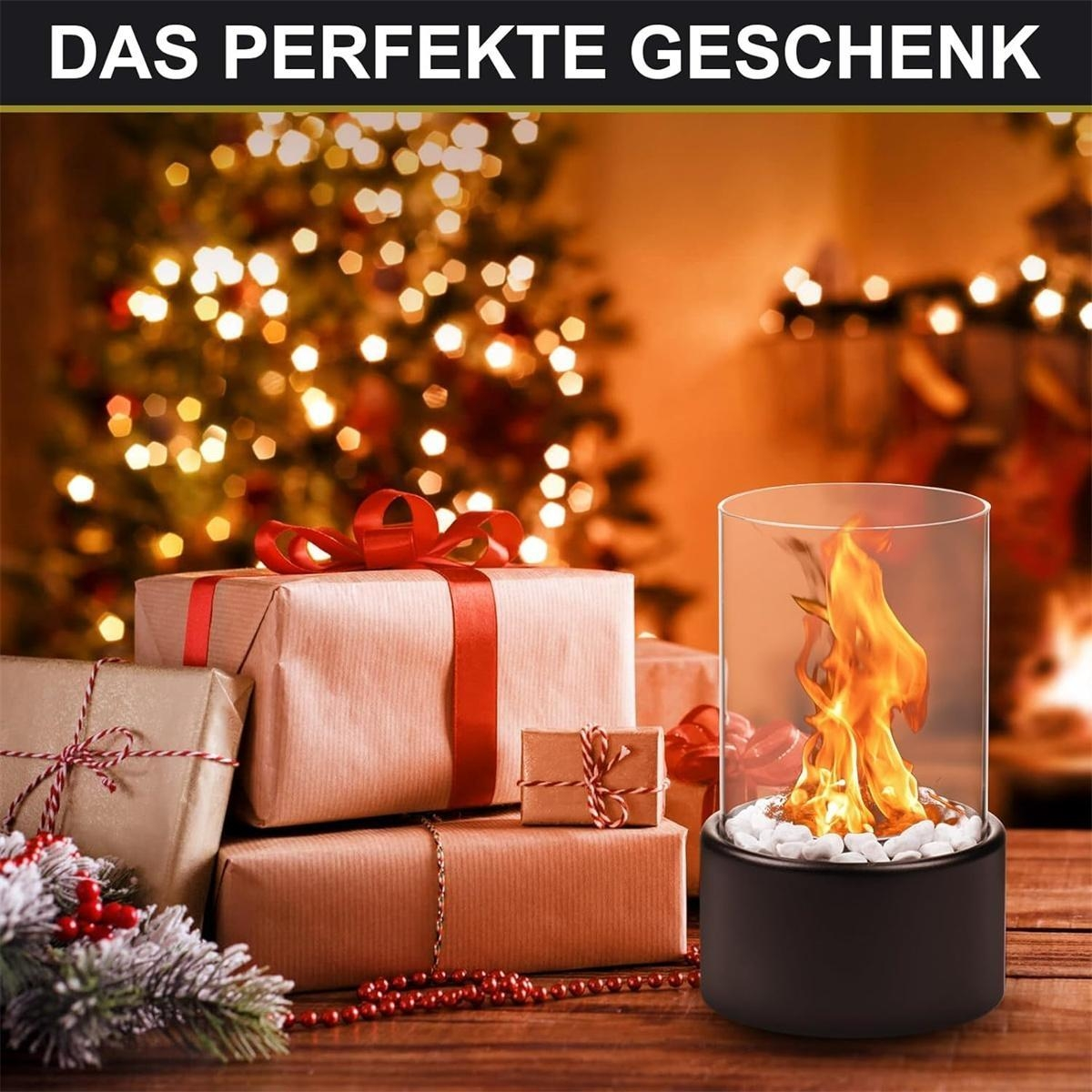 Geschenke und ein dekorativer Kamin mit Flammen. Weihnachtsbaum mit Lichtern im Hintergrund.