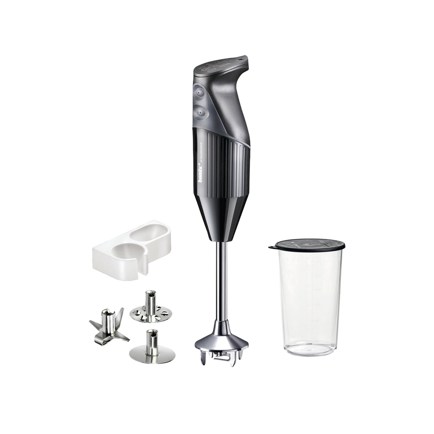 Frullatore a immersione con accessori: lame, contenitore e supporto. Sfondo bianco.
