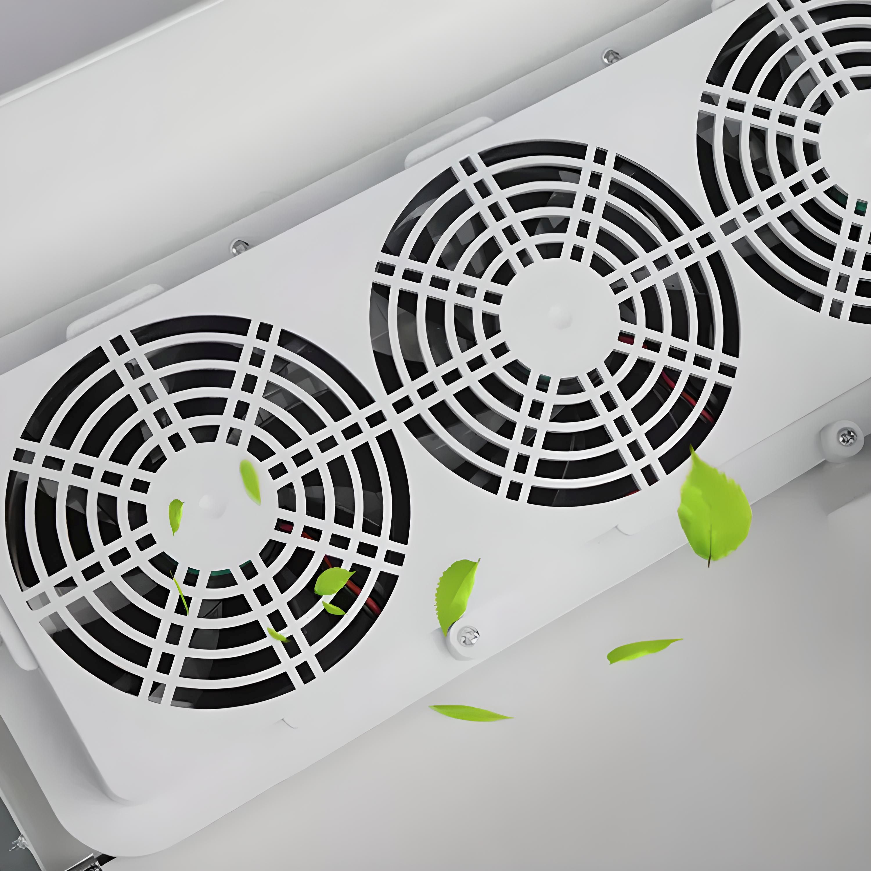 Drei Ventilatoren in einem weißen Gehäuse, mit sich bewegenden grünen Blättern.