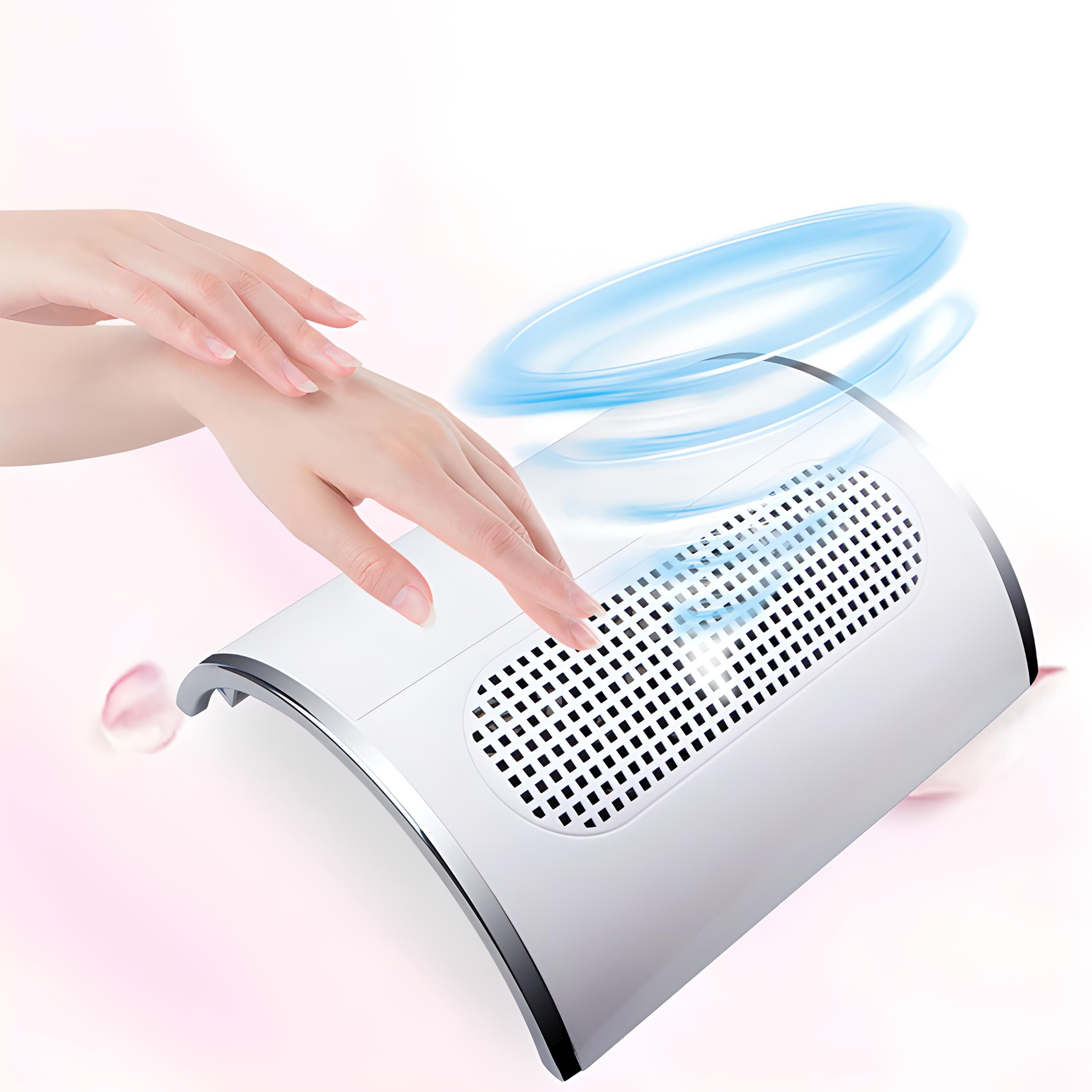 Ein weißer Nageldusabsauger mit einer Hand darüber und einigen rosa Blütenblättern.