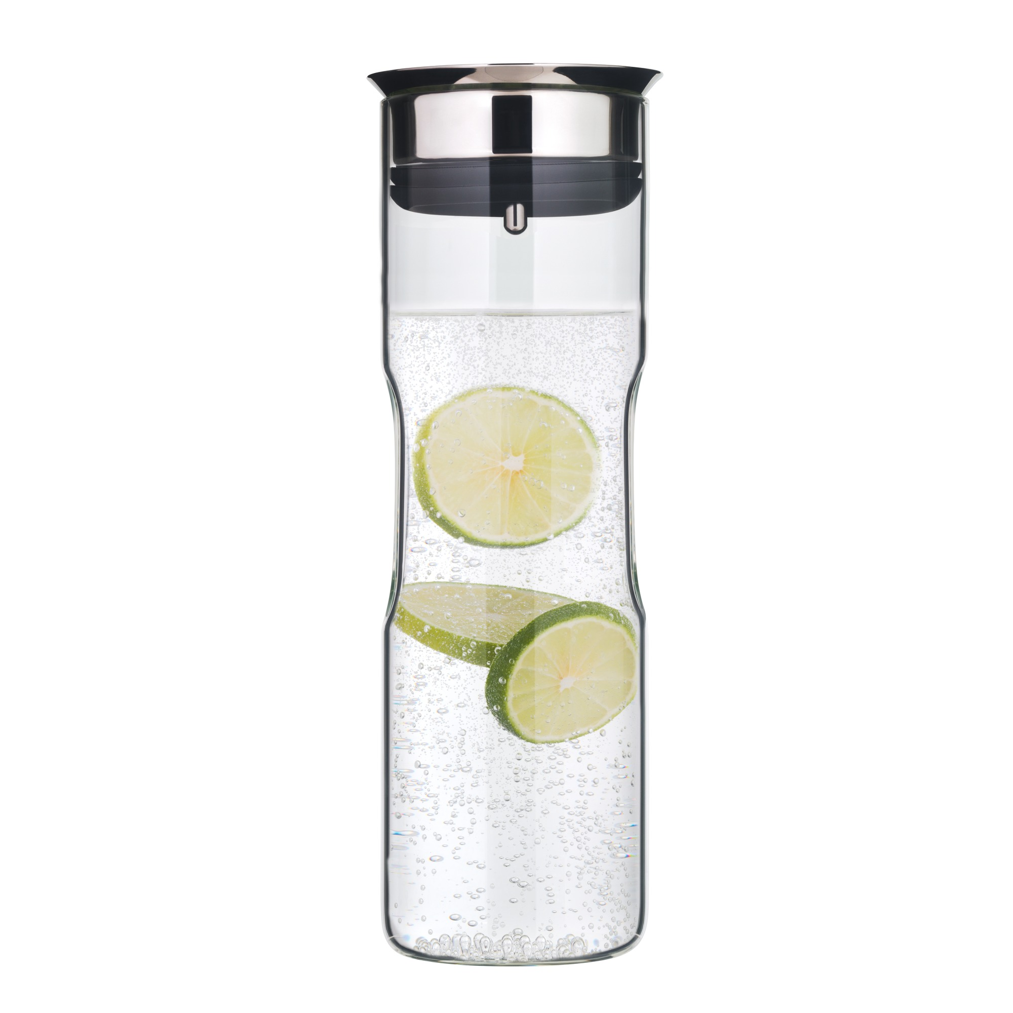 Eine hohe Glaskaraffe mit Limettenscheiben. Die Karaffe hat einen schwarzen Deckel und steht auf weißem Grund.