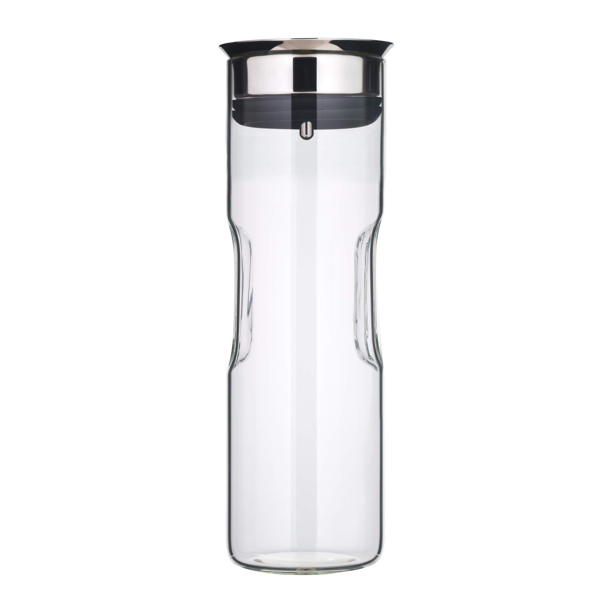 Ein hoher, klarer Wasserkrug aus Glas mit einem dunklen Metalldeckel.