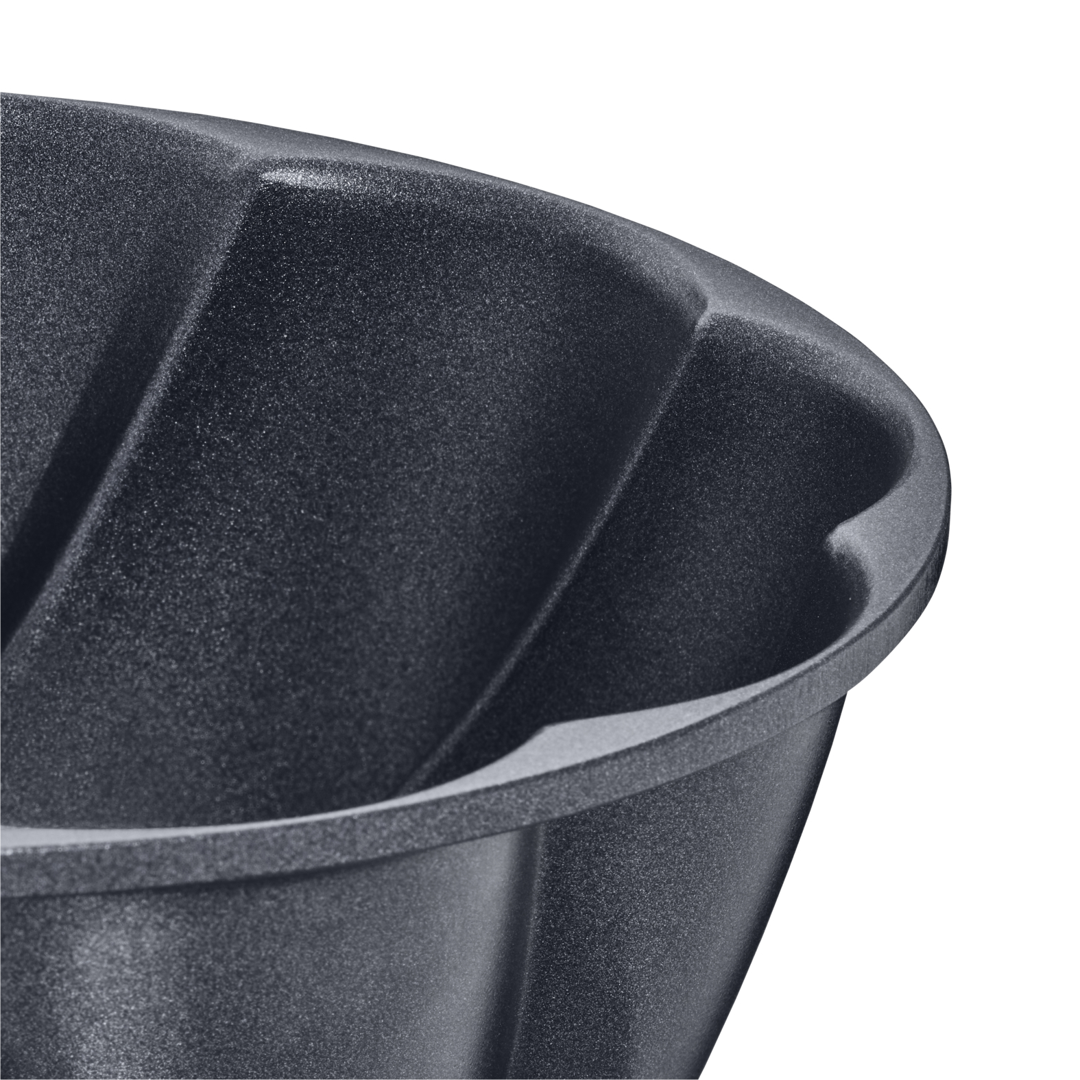 Zbliżenie ciemnoszarej, teksturowanej formy do babki z żebrowanym wnętrzem i zakrzywionymi krawędziami.