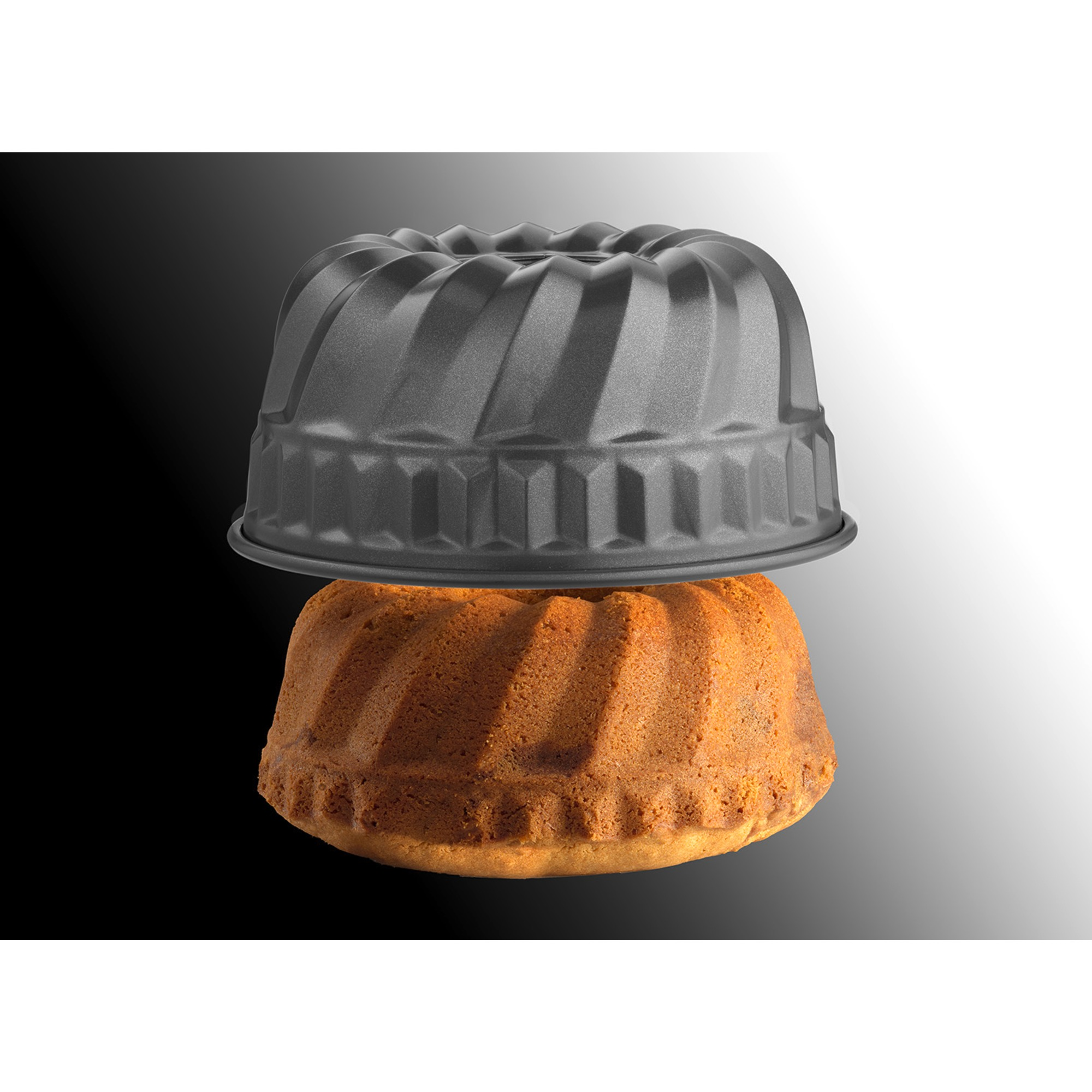 Ein Kuchen mit einer Gugelhupfform oben, auf einem schwarz-weißen Farbverlaufhintergrund.