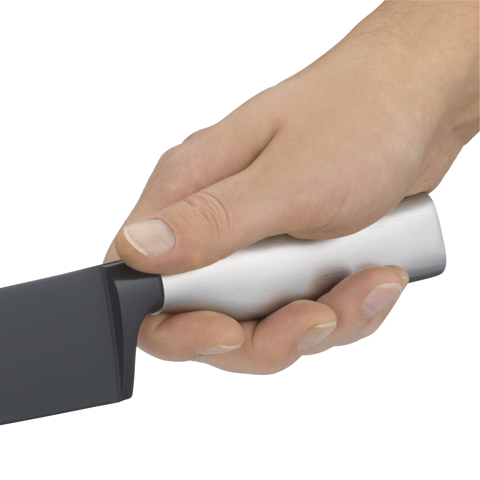 Eine Hand hält ein schwarzes und silbernes Kochmesser mit scharfer Klinge auf weißem Hintergrund.
