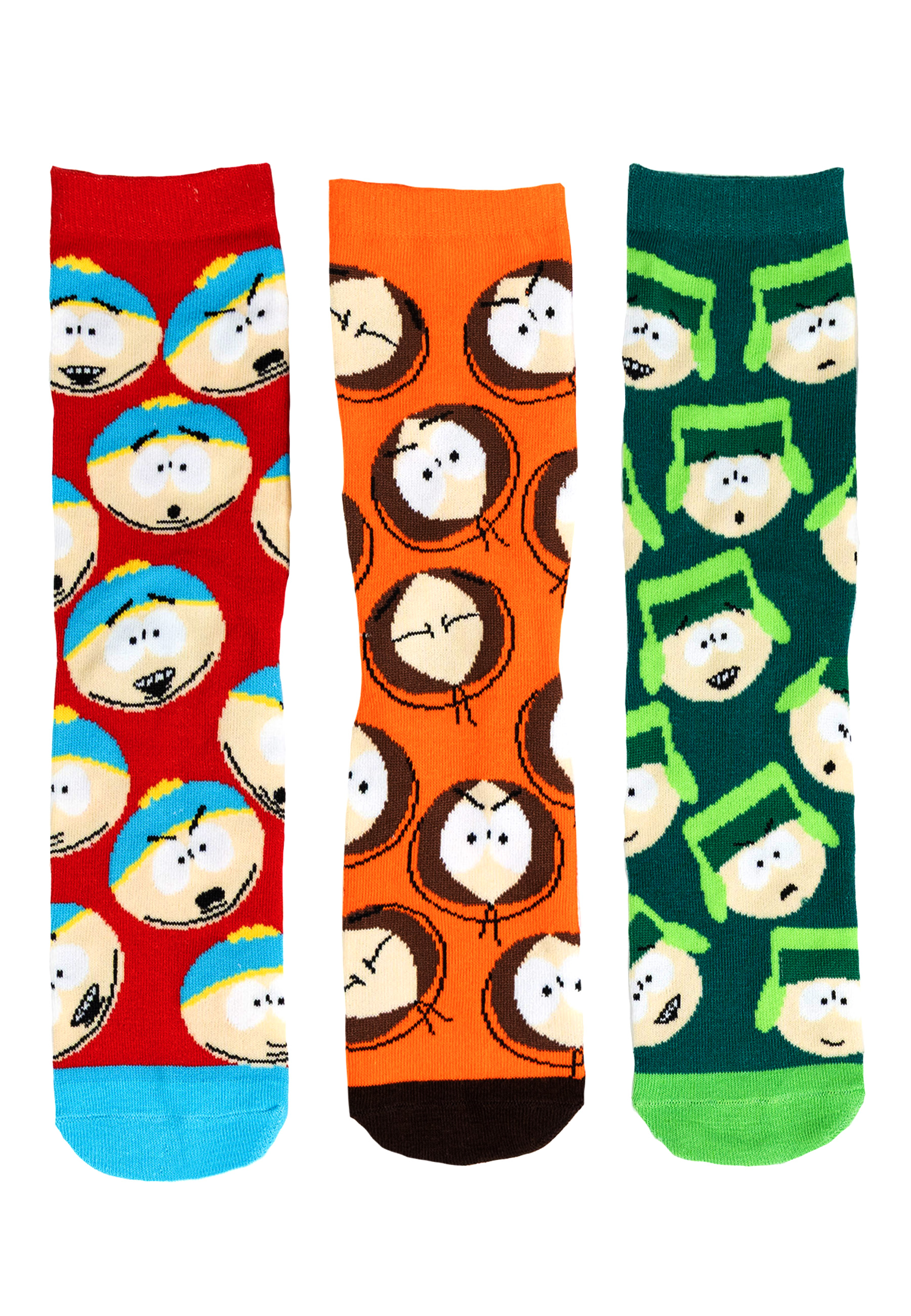 Drei Paar South Park Charakter Socken auf weißem Hintergrund.
