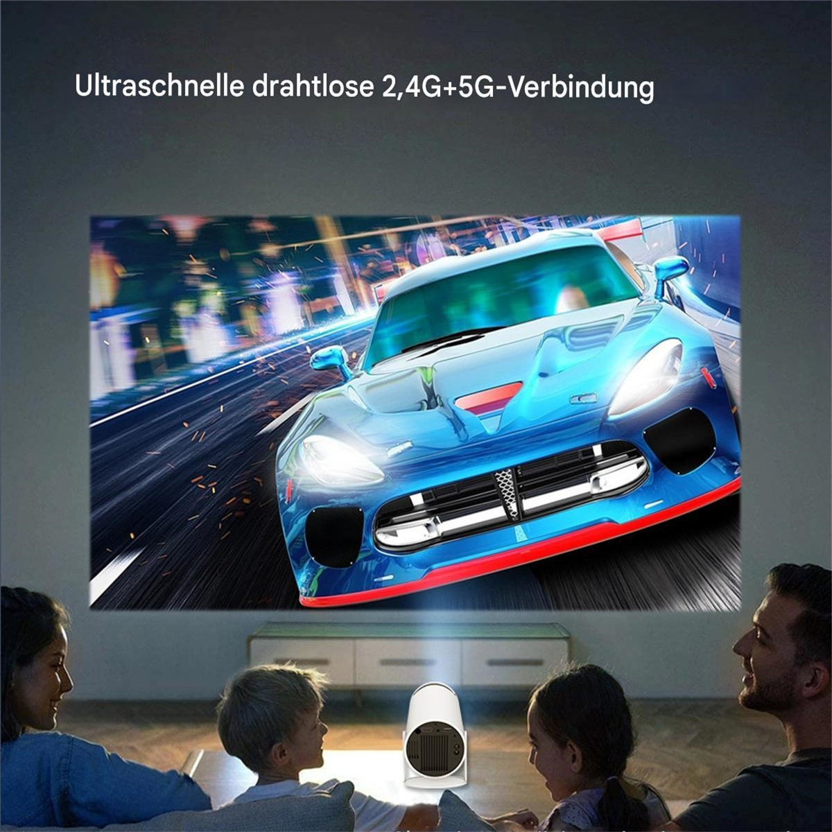 Familie schaut ein Autorennen auf einem Bildschirm. Ein kleiner Projektor ist im Vordergrund.