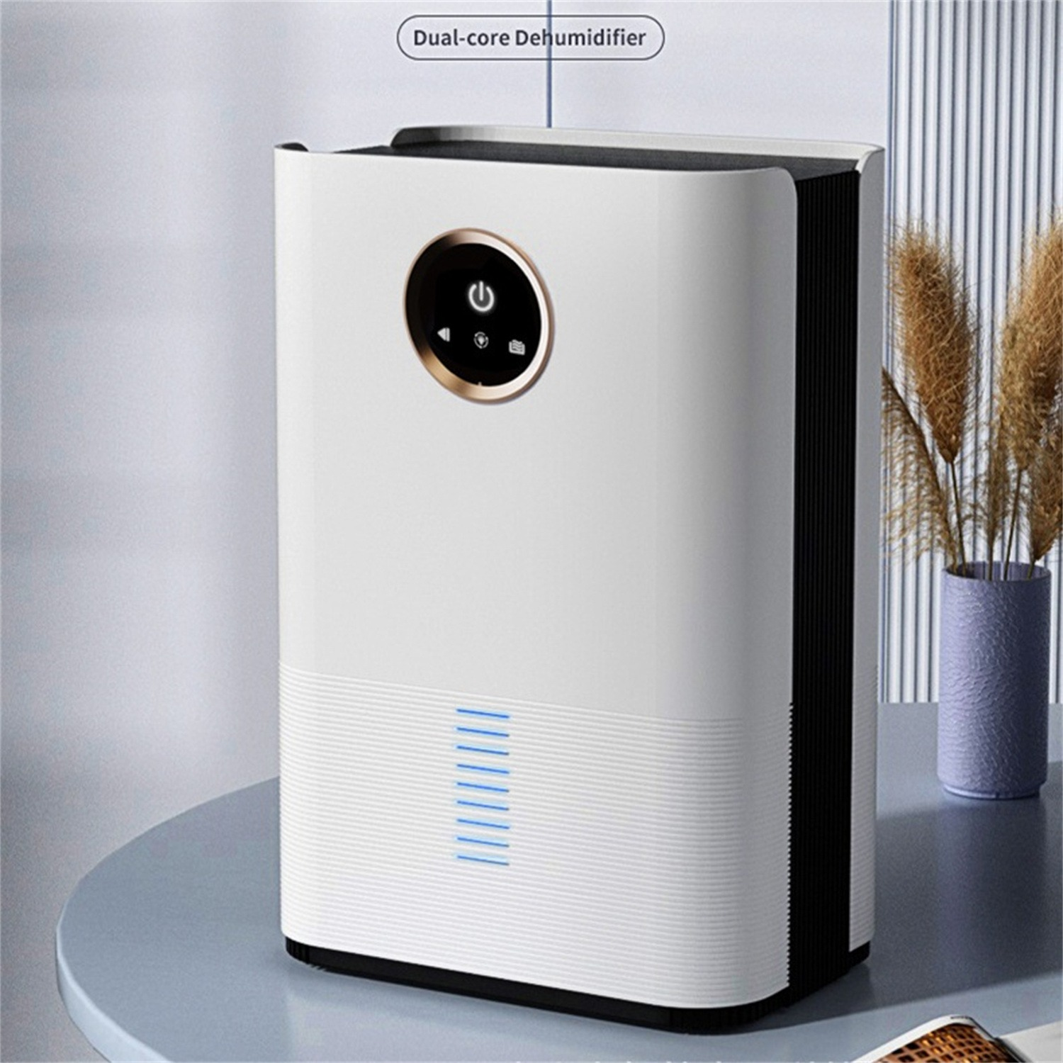 Weiß-schwarzer Luftentfeuchter auf einem Tisch. Blaue Lichter vorne. Text: Dual-core Dehumidifier.