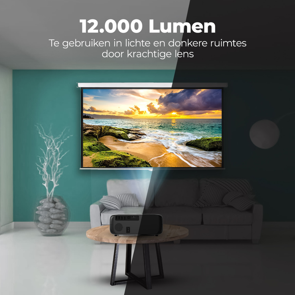 Zimmer mit weißem Sofa, großem Bildschirm mit Sonnenuntergang und Projektor auf einem Tisch.