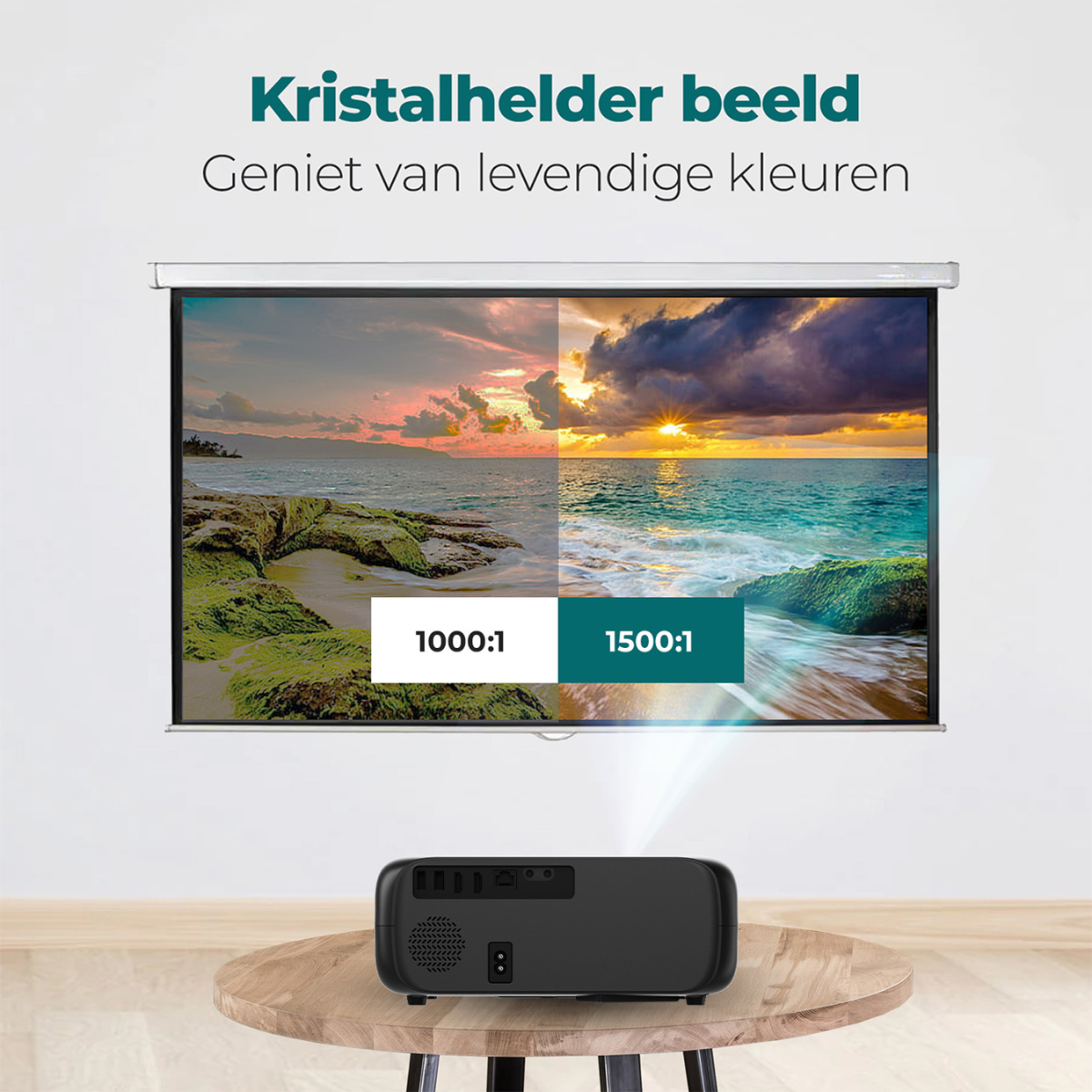 Ein Projektor auf einem Holztisch projiziert ein Bild auf eine Leinwand. Die Leinwand zeigt eine Strandszene.