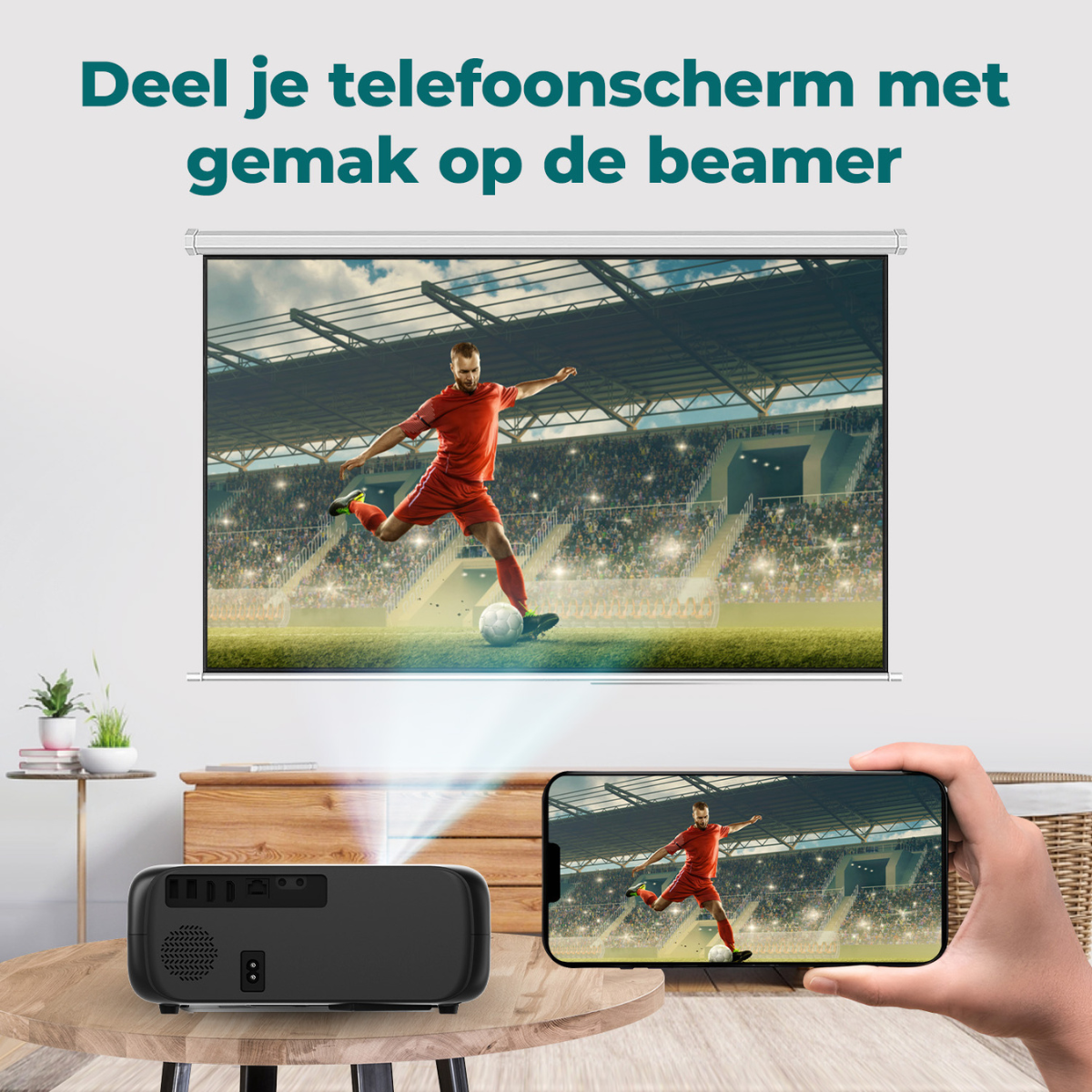 Ein Projektor, eine Fußballszene auf dem Bildschirm und eine Person, die ein Telefon hält.