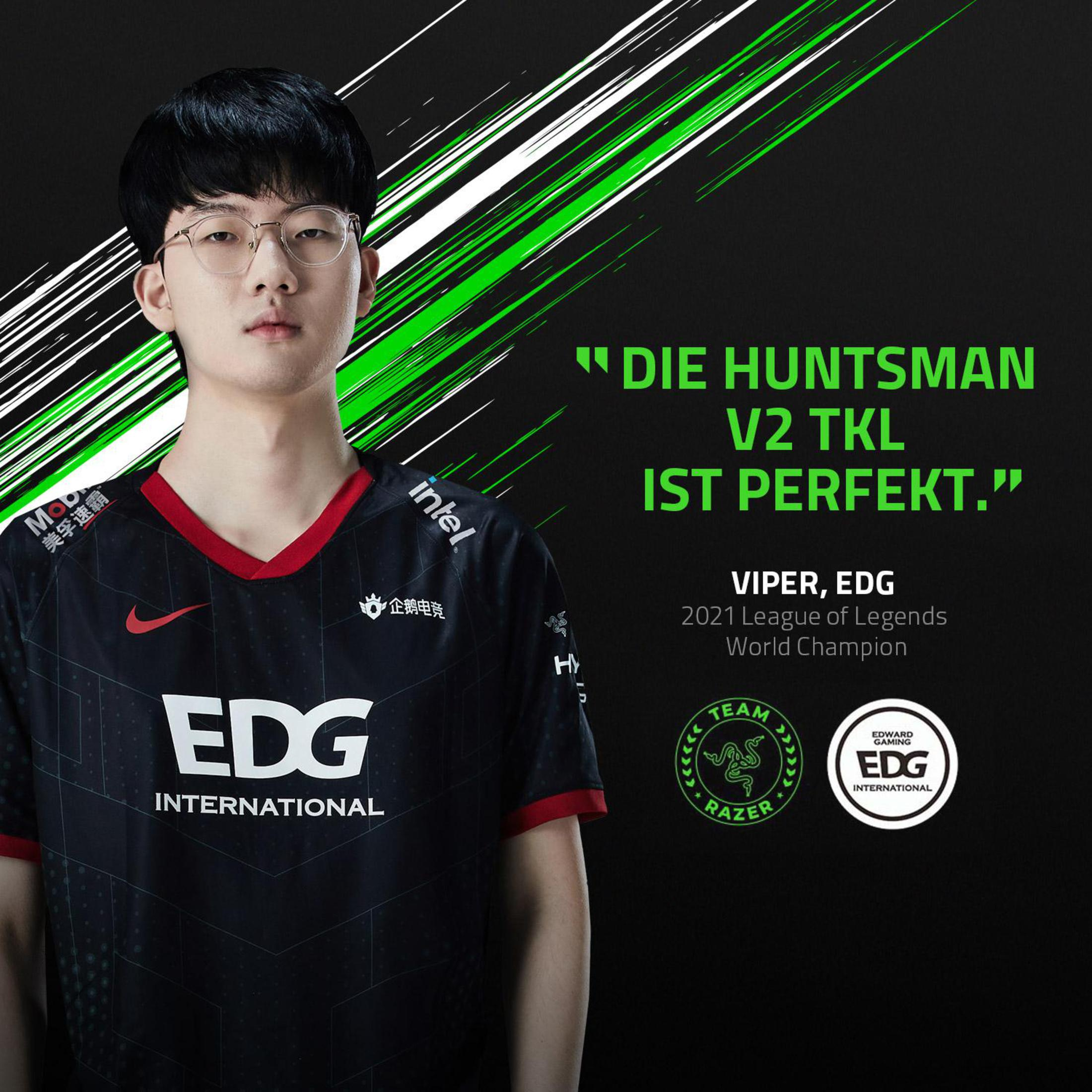 Un uomo in maglia EDG nera, testo con loghi Razer e EDG, e sfondo verde.