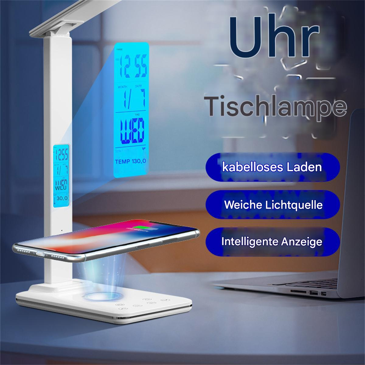 Weiße Schreibtischlampe mit Digitalanzeige, Telefon-Ladepad und Laptop.