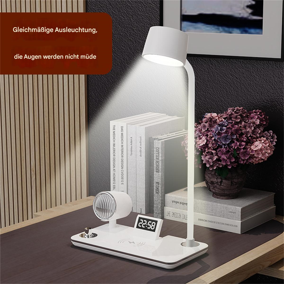Schreibtischlampe mit Uhr und kabellosem Ladegerät auf einem Schreibtisch mit Büchern und Blumen.