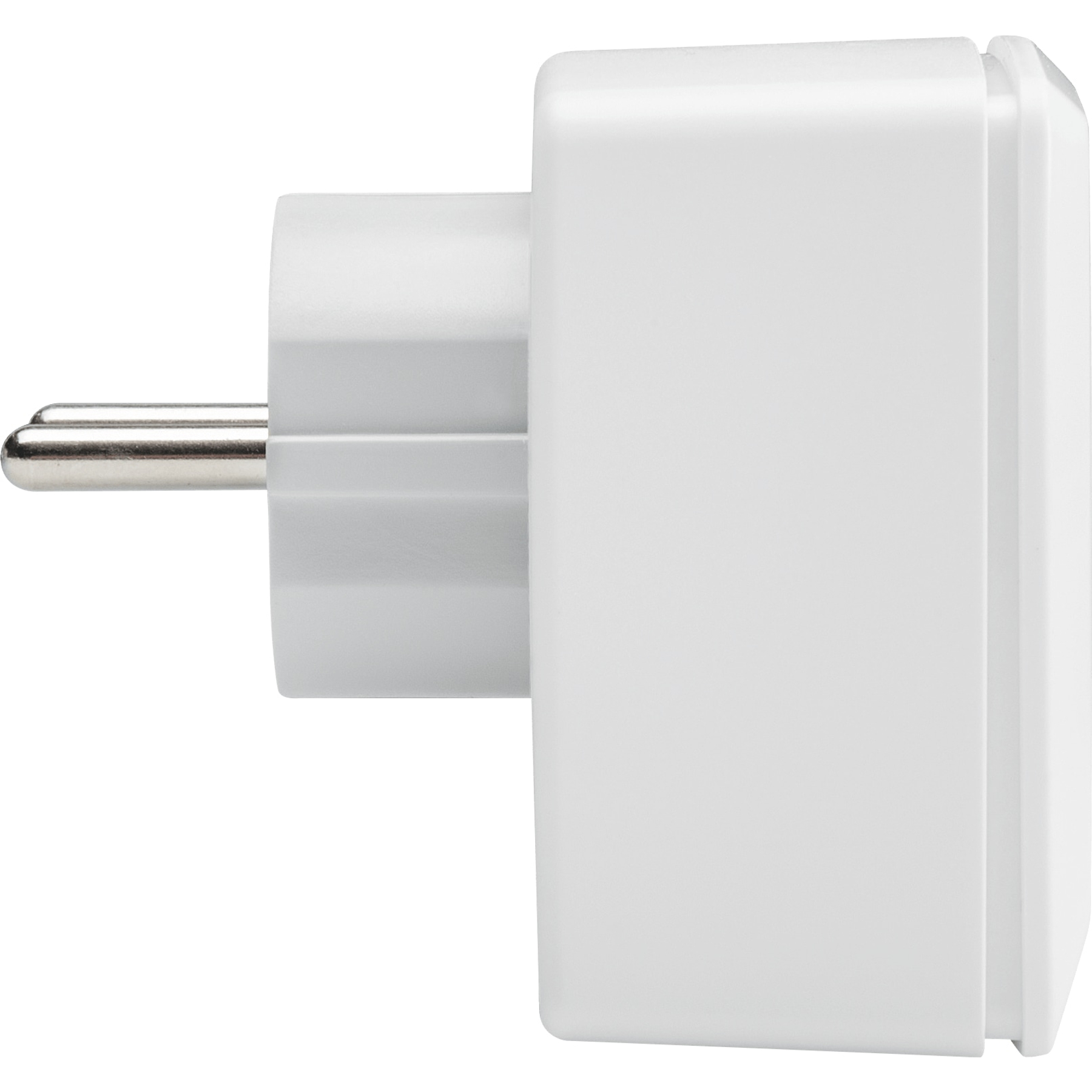 Ein weißer Netzsteckeradapter mit einem silbernen Stift. Weißer Hintergrund, Seitenansicht, Fokus auf dem Stecker.
