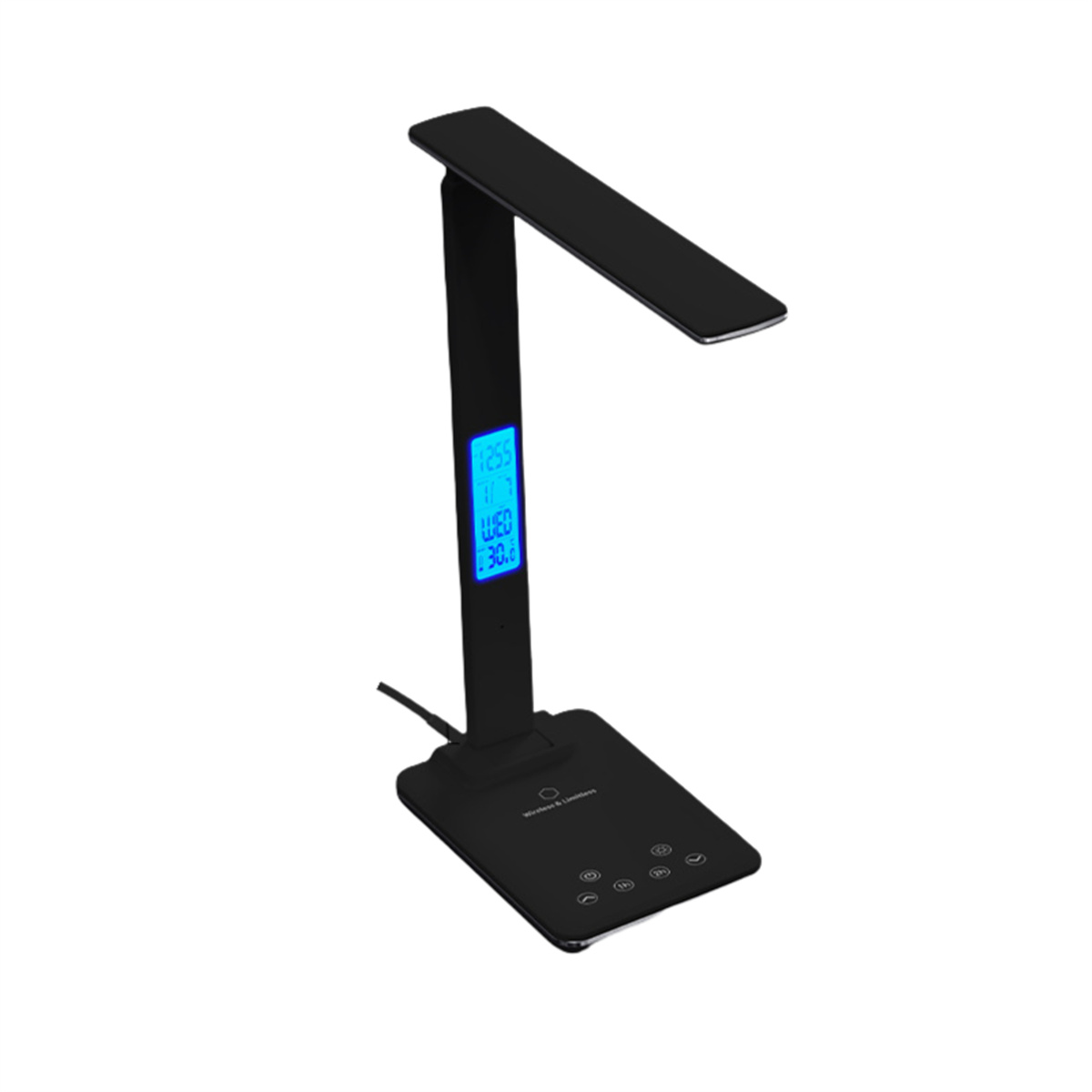 Eine schwarze Schreibtischlampe mit Digitalanzeige, die Zeit und Datum anzeigt, auf weißem Grund.
