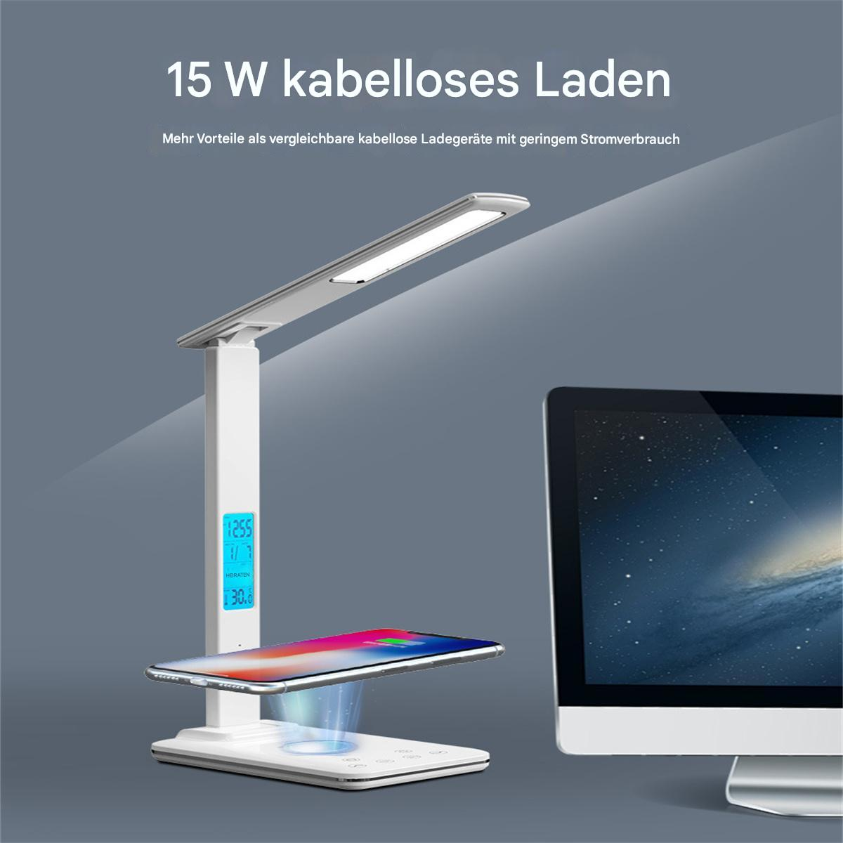 Weiße Schreibtischlampe mit Telefonladung, Smartphone und Monitor auf grauem Hintergrund.