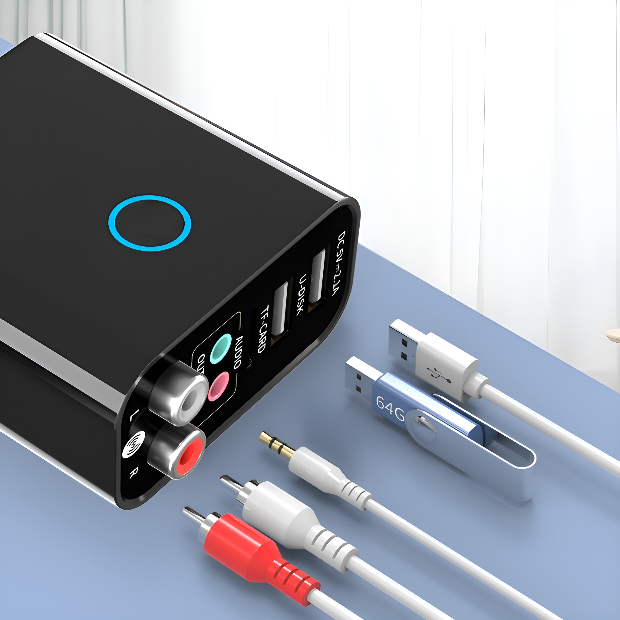Schwarzes Gerät mit Anschlüssen und USB-Kabeln, sowie einem 64G-Laufwerk.