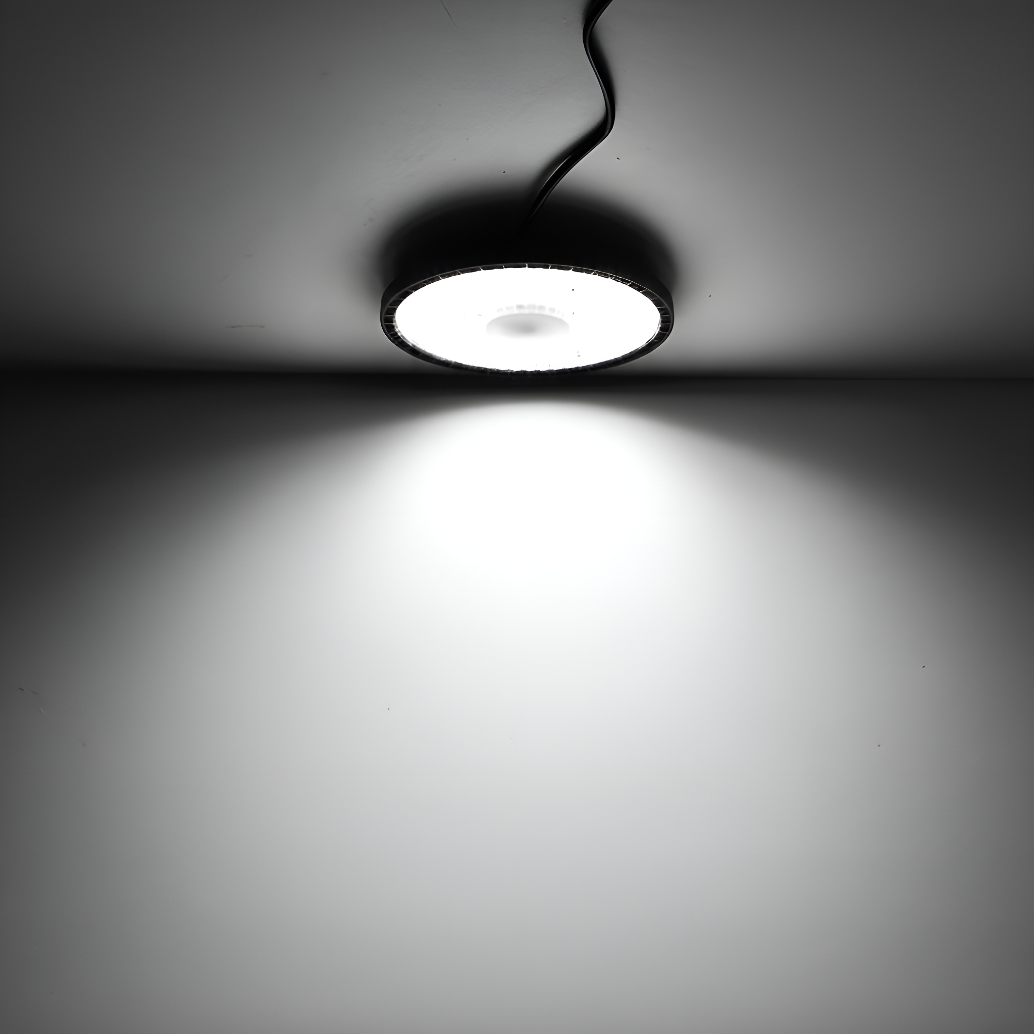 Runde Deckenleuchte, die helles Licht aussendet, wirft einen Schatten auf die Wand.